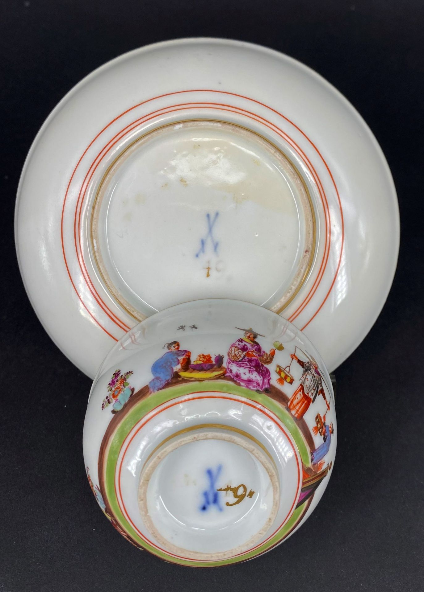 Meissen, Koppchen und Unterschale mit Hoeroldt-Chinoiserien, um 1735/40, um die Wandung, in Fond und - Bild 6 aus 6