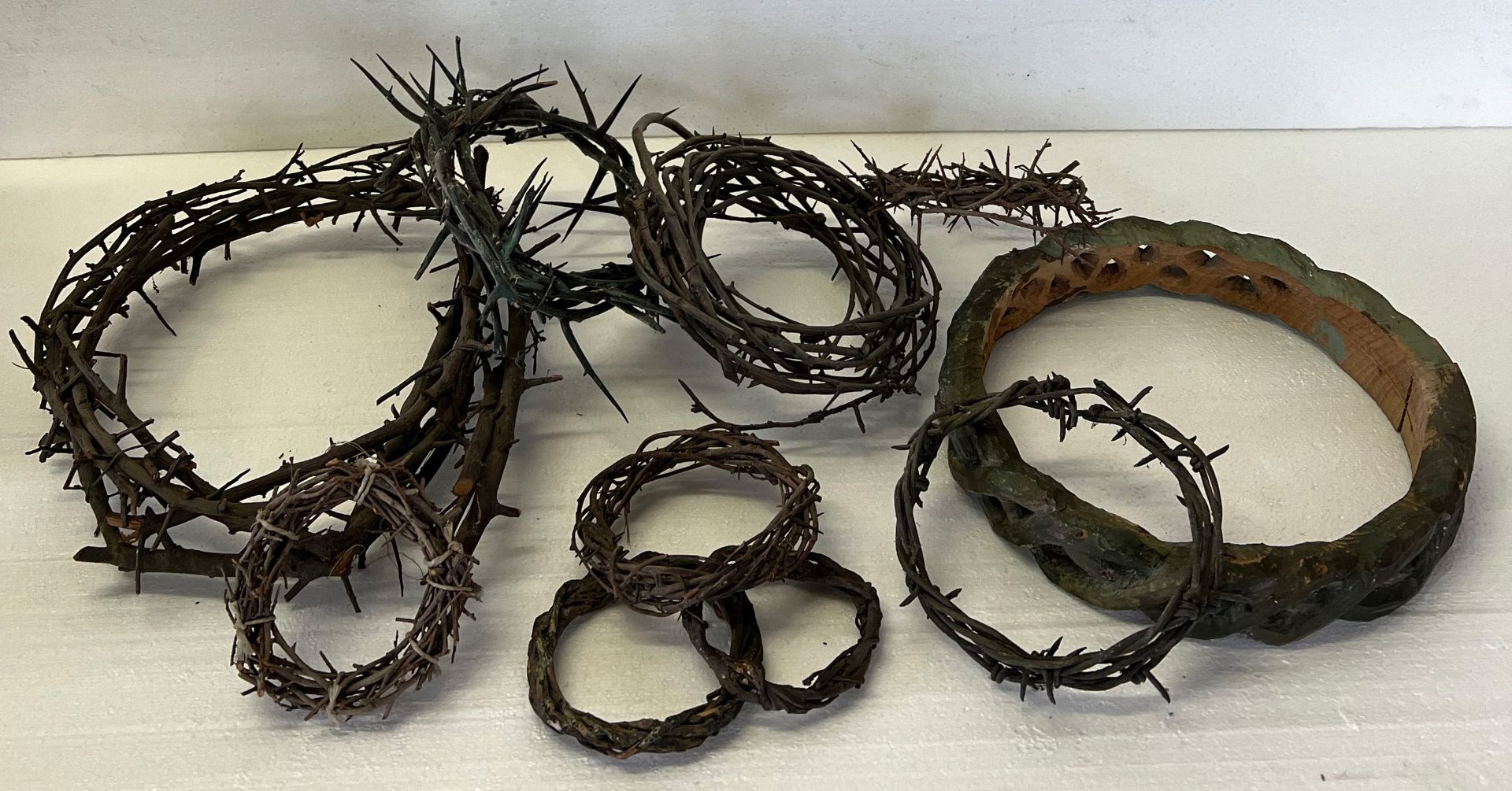 Konvolut Dornenkronen/ collection of crowns of thorns. Echt, Eisen, Holz, verschiedene Alter,