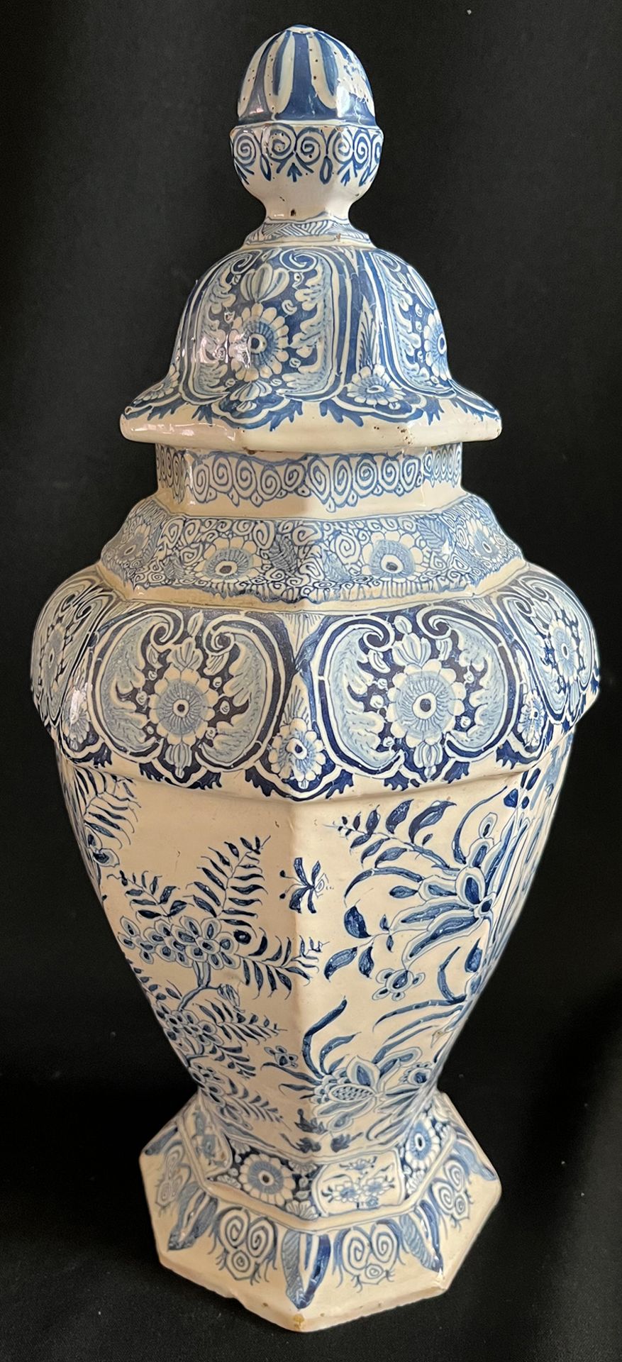 2 Deckelvasen / two vases with lid, Delft, 18. Jh., Blumen- und Vogeldekor, Altersspuren, - Bild 4 aus 8