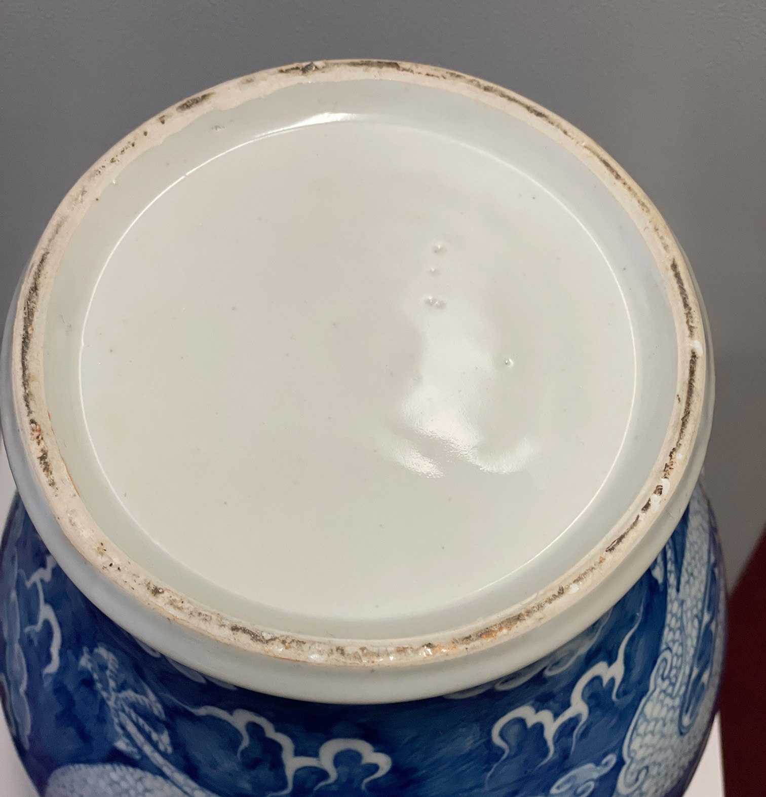 Paar chinesische Deckelvasen, Porzellan (ungemarkt), China. Balusterform auf Standring mit vier an - Image 7 of 8