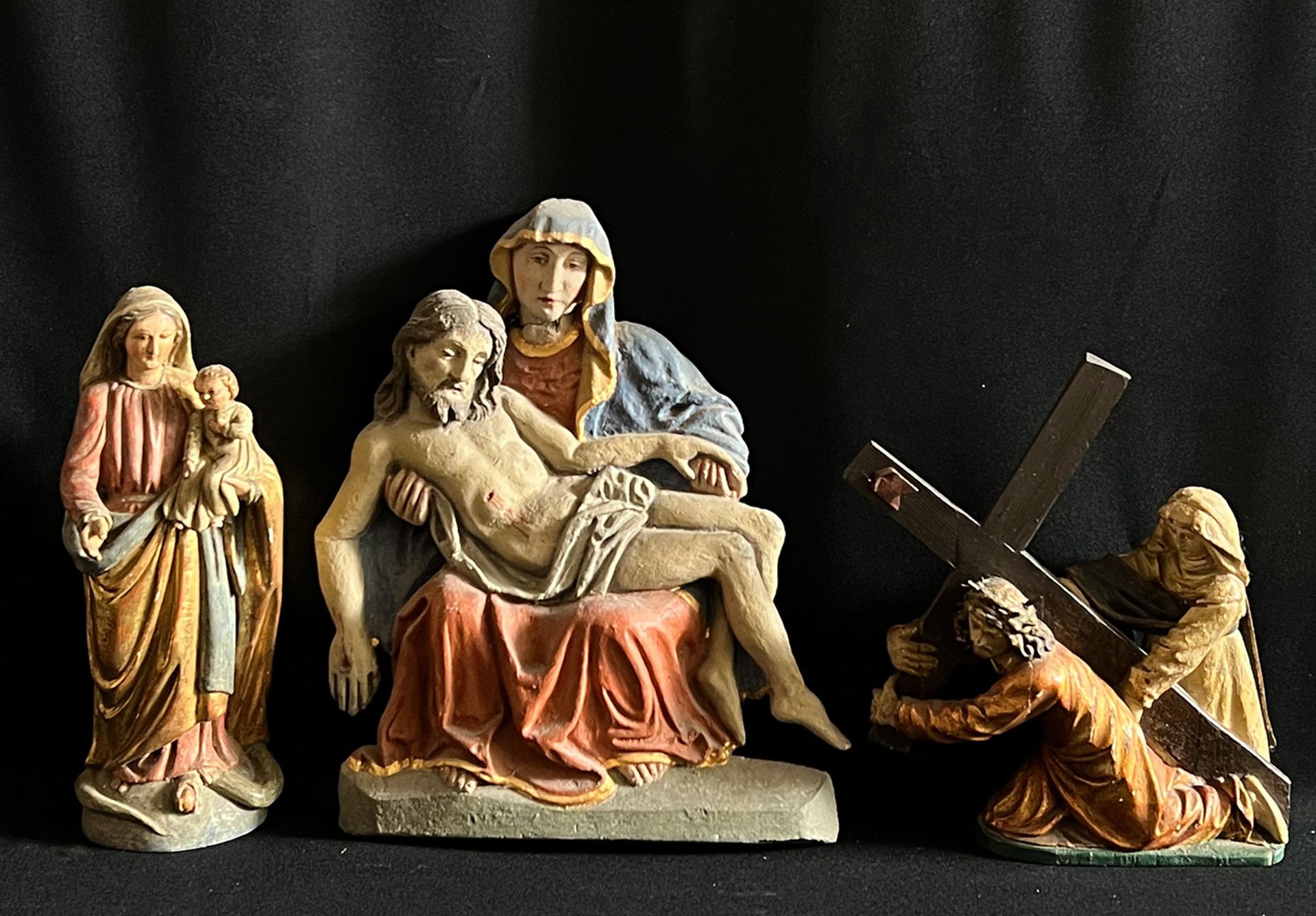 Konvolut aus drei Figuren, Holz, Steinguss, Altersspuren/ collection of three figures, wood, cast