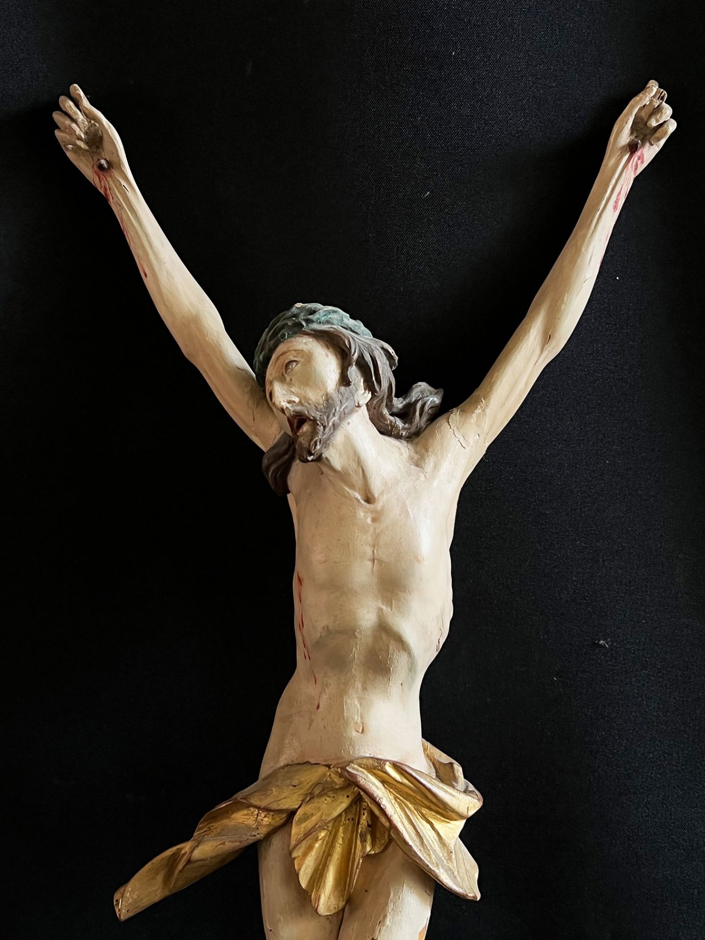 Kruzifix, Gekreuzigter im Dreinageltypus, Holz, farbig gefasst, teils Farbverluste, Altersspuen, ca. - Bild 2 aus 3