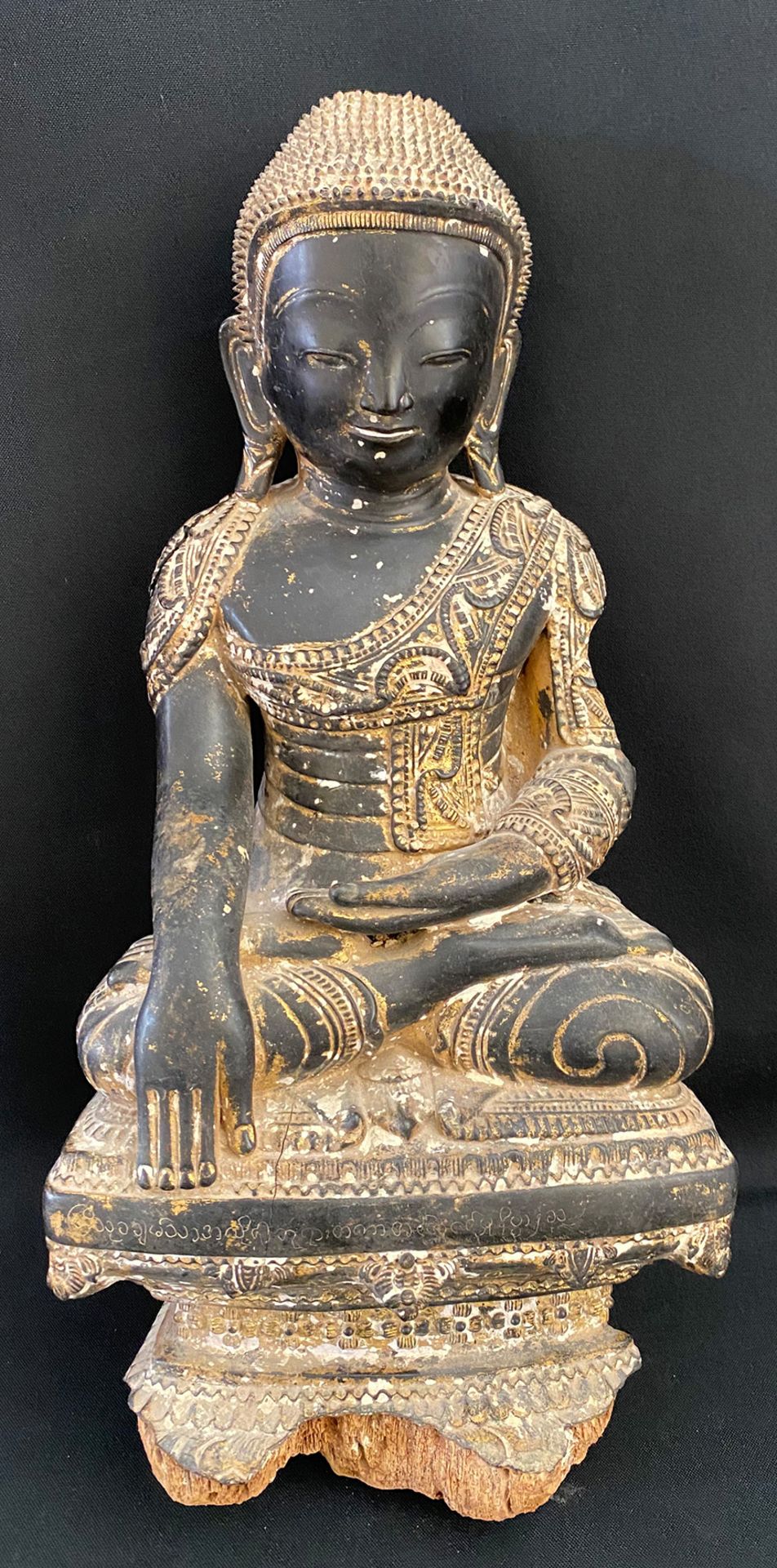 Buddha, Alter unbekannt, Holz, schwarz und golden gefasst, Altersspuren, teils besch., H. 40 cm. /