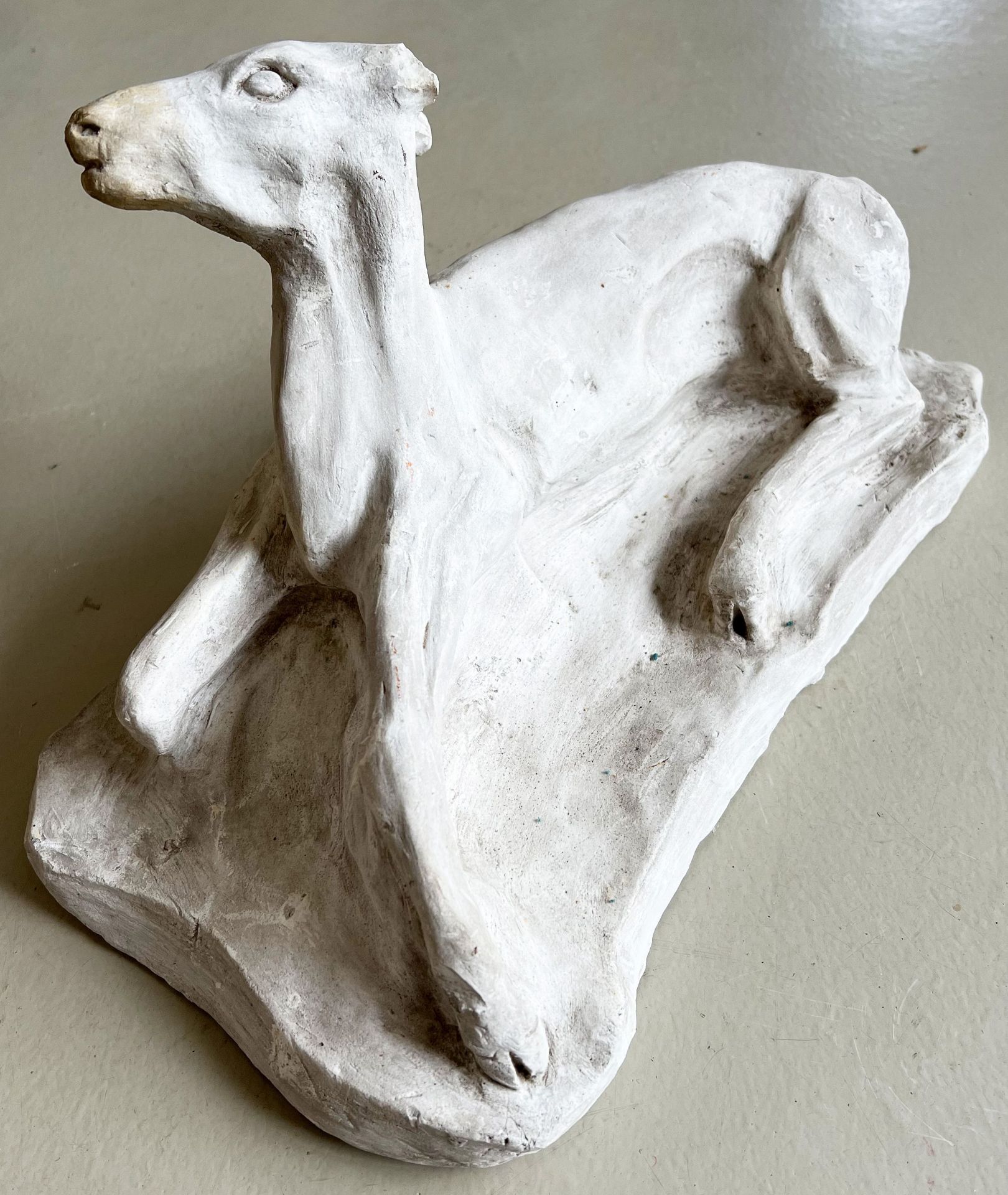 Reh, Stuck/ Roe deer, stucco. Bildhauer aus Tübingen, ein Ohr fehlt, Altersspuren, 42 x 24 x 20 cm - Image 4 of 6