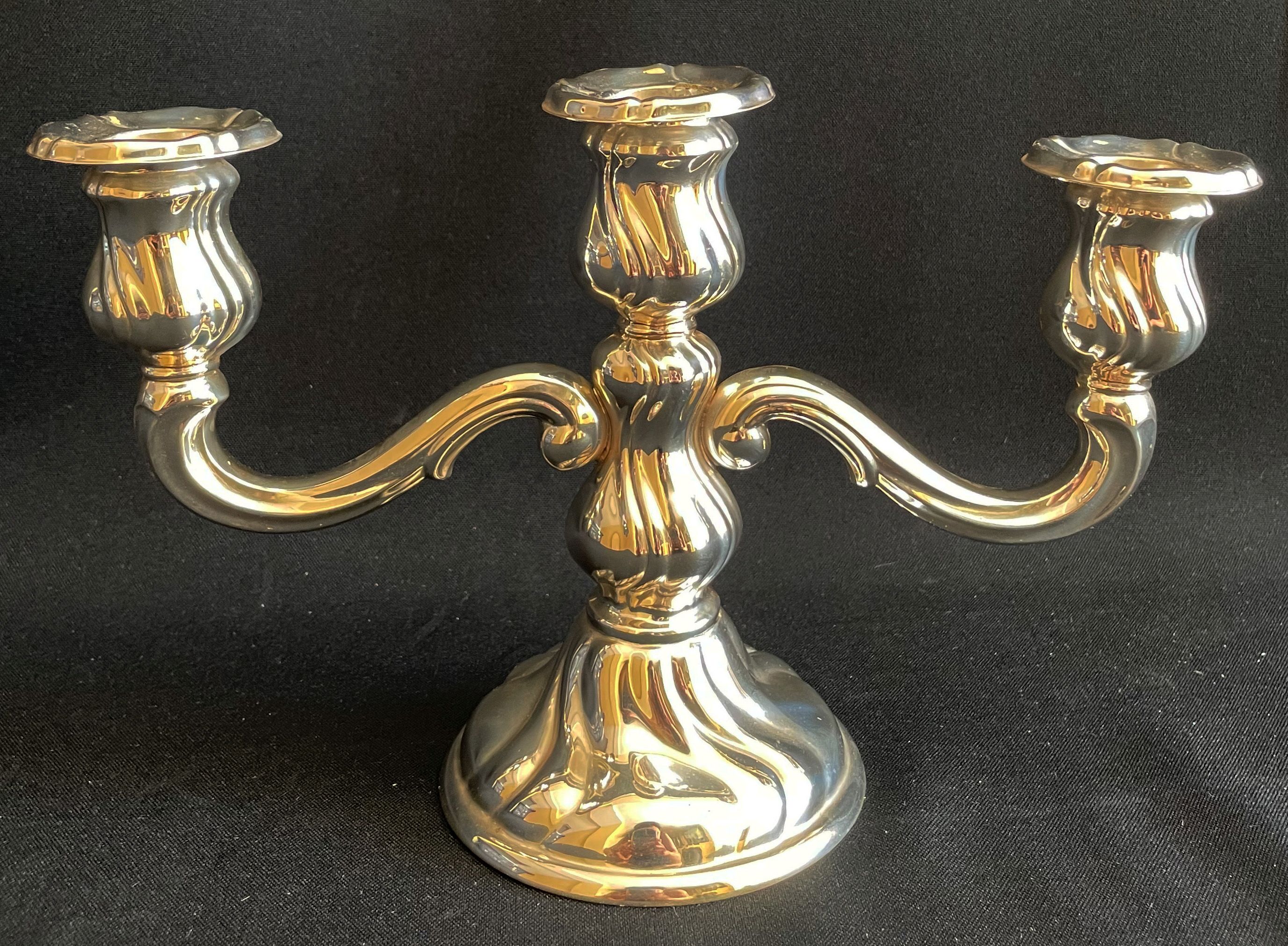 Kerzenleuchter, 3-flammig, 835er Silber, gepunzt, 368,14g (gefüllt), H. 16 cm. / Candlestick, 3-