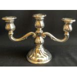 Kerzenleuchter, 3-flammig, 835er Silber, gepunzt, 368,14g (gefüllt), H. 16 cm. / Candlestick, 3-