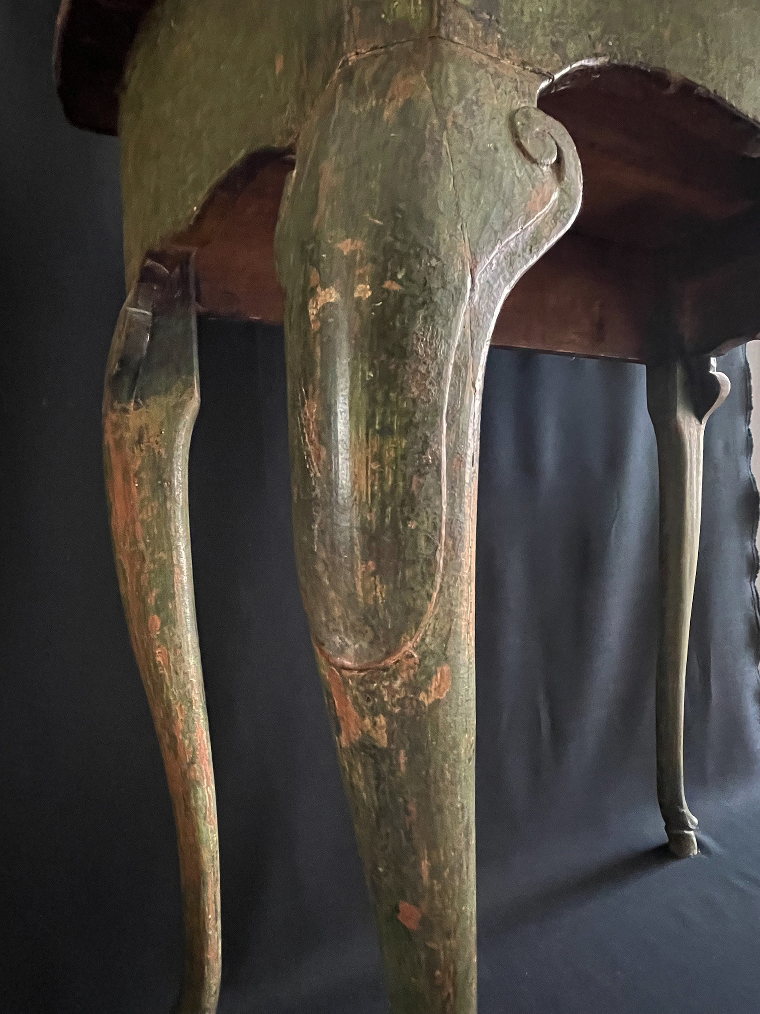 Franken, 18./19. Jh., Konsole, Holz, grün gefasst, schlichte Ornamentik, mit geschweiften Beinen, - Image 5 of 5