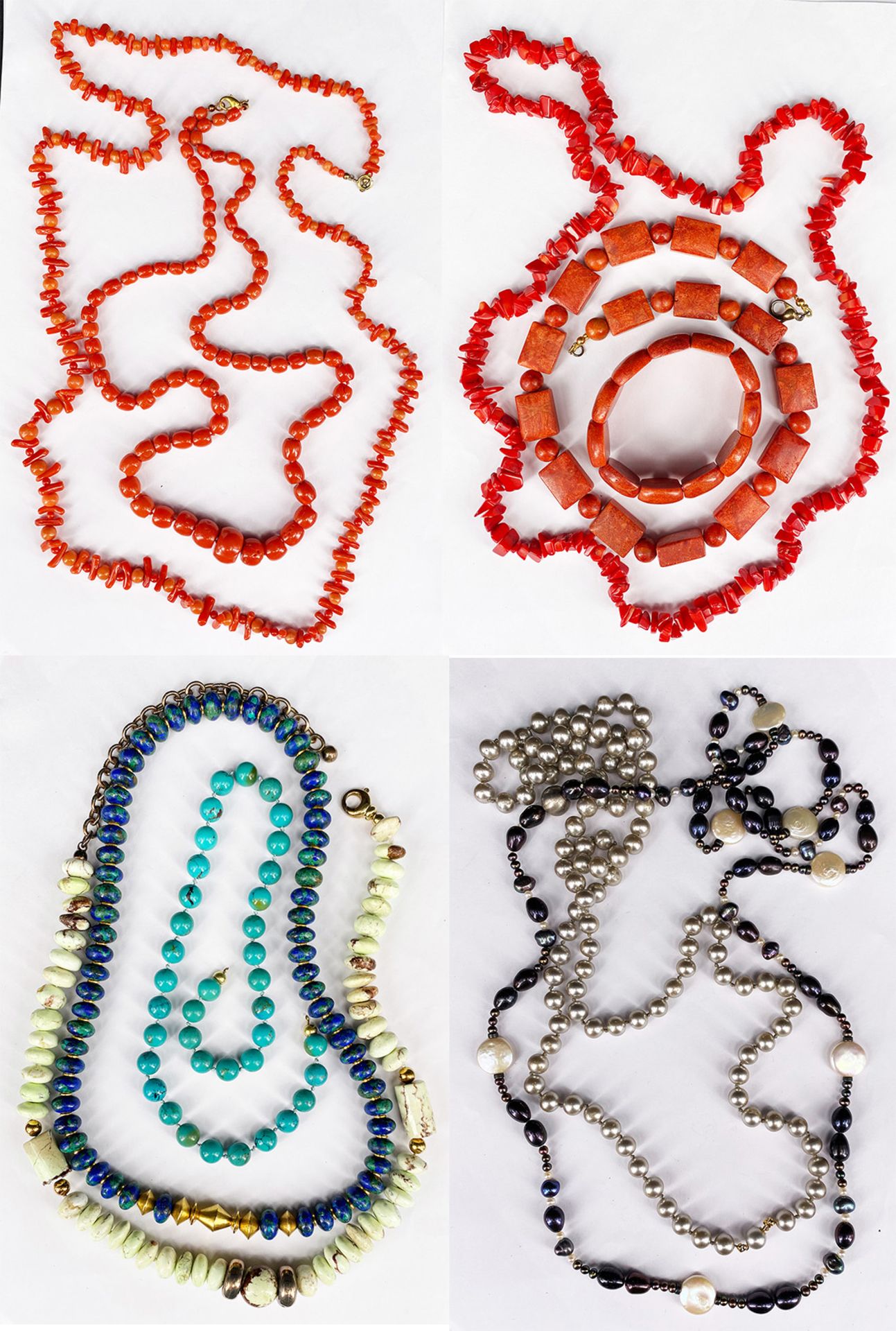 Konvolut Ketten / Collection of chains. Diverse Korallenketten, ein Set mit Armband; Azurit-Malachit