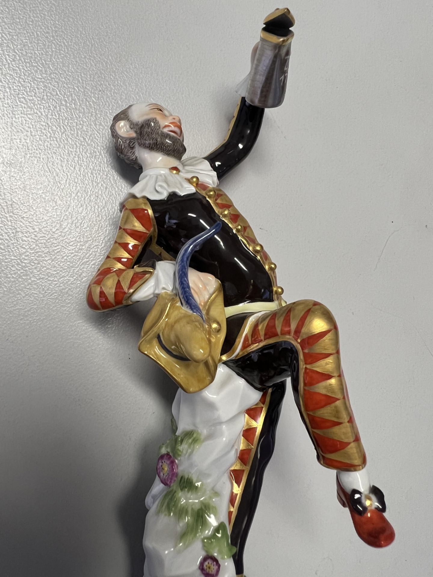 Meissen Figur "Harlekin mit Deckelkanne" aus der Serie "Commedia-dell' arte", farbig staffiert, - Bild 8 aus 9