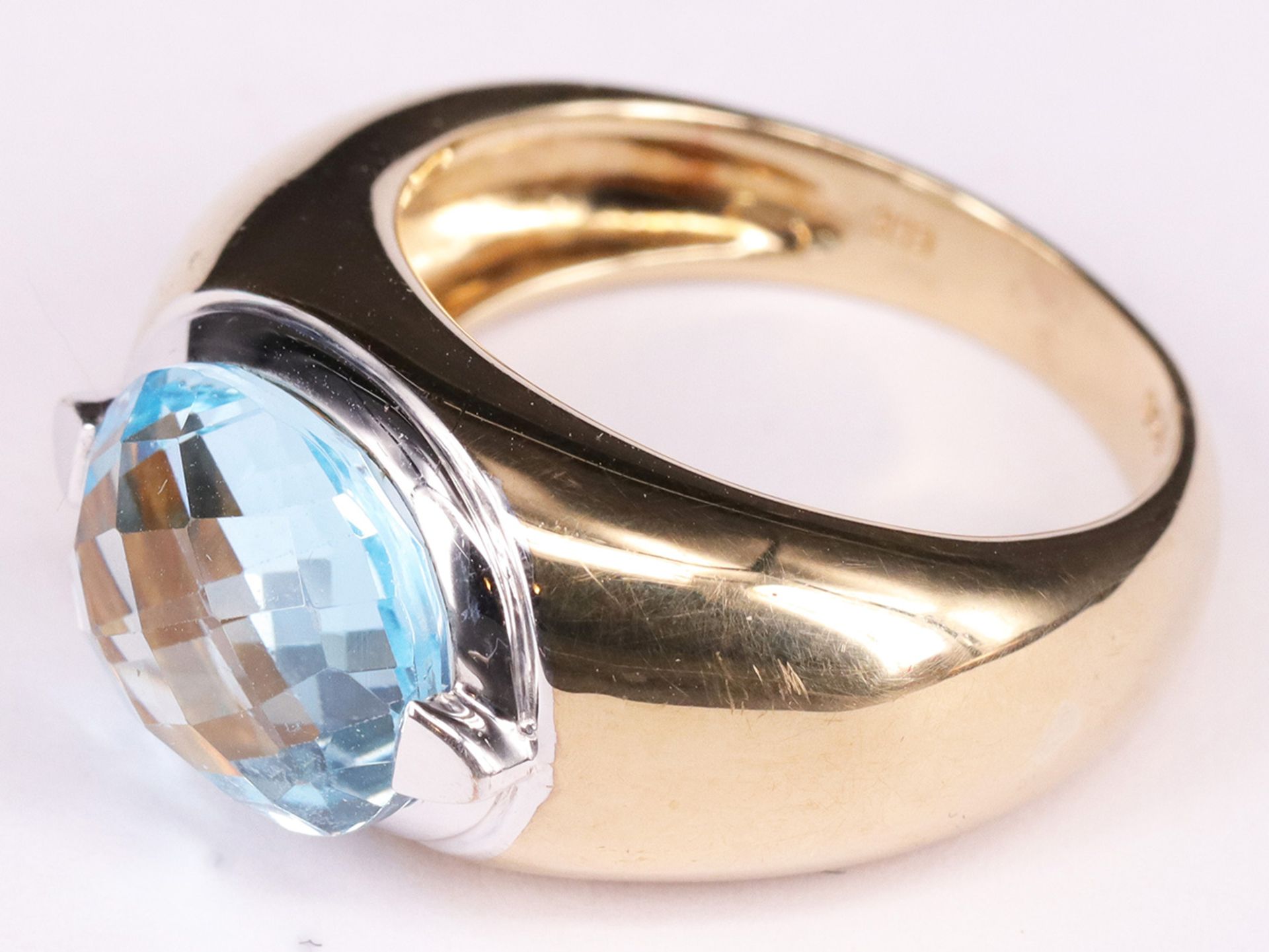 Zwei Damenringe mit hellblauem Topas: breiter Ring mit großem Stein und kleinen Brillianten, 750er - Image 4 of 12