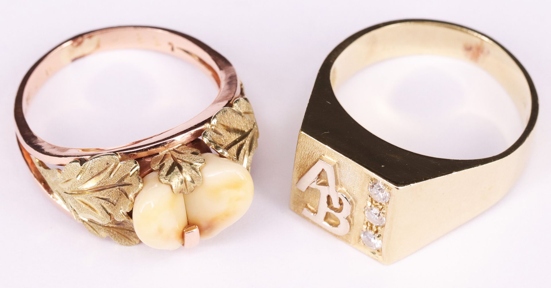Zwei Goldringe: Ring mit Grandeln und Eichenblättern, 585er GG, RG61, 7,77 g; Ring mit Monogramm "