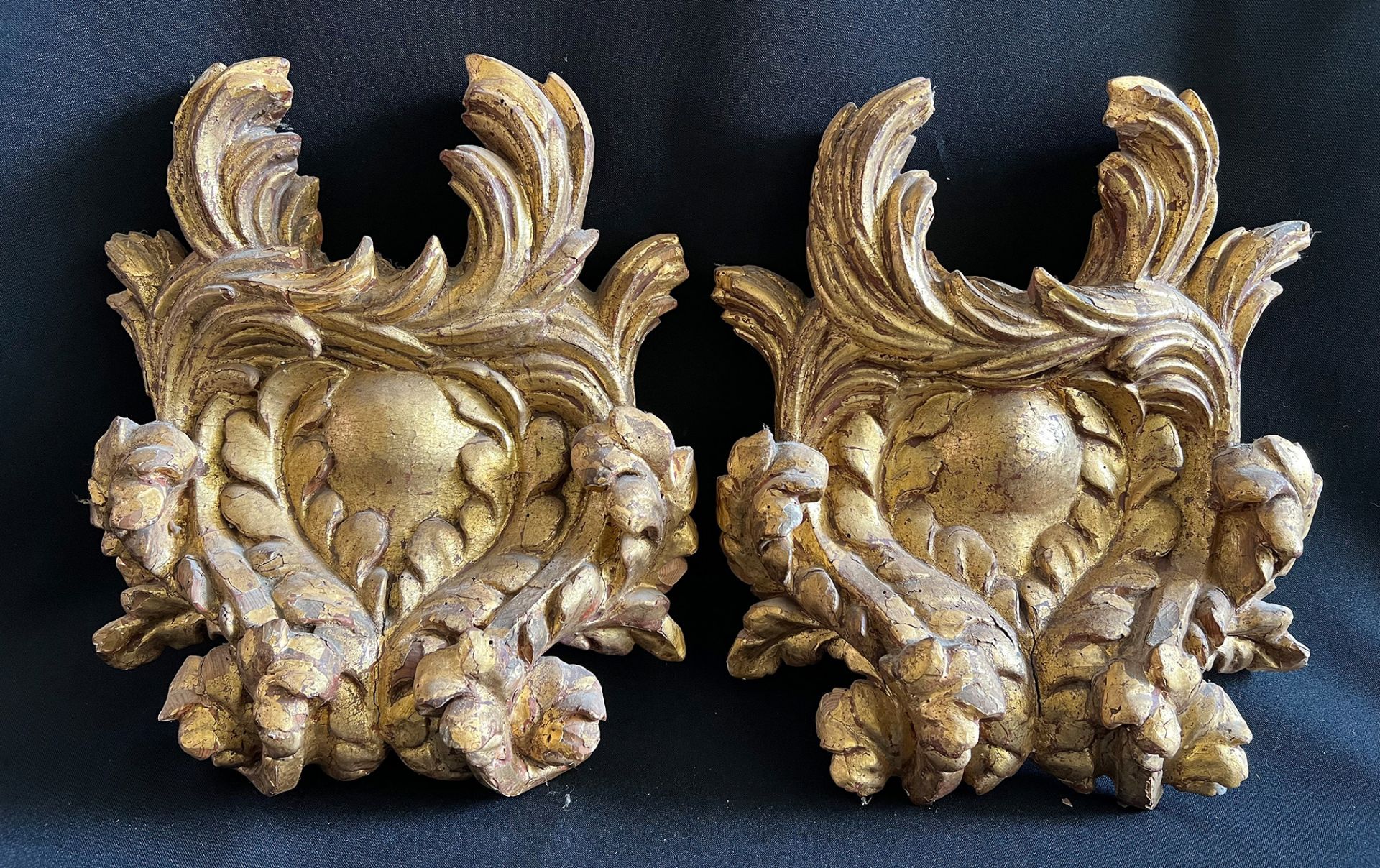 2 Ornamente, Barock, 18. Jh., aufwändig geschnitzt, Holz, vergoldet, Altersspuren, 1 x rücks.