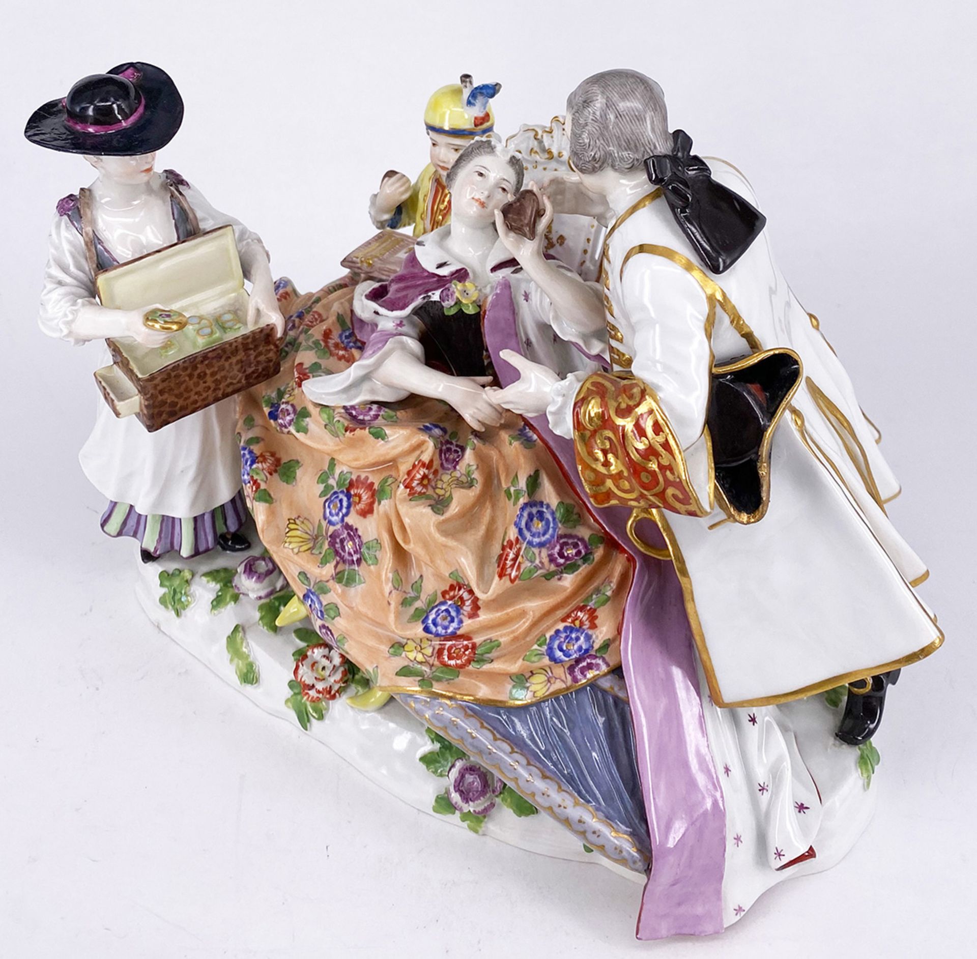 Meissen, Figurengruppe "Der Herzdosenverkauf", Modell von Johann Joachim Kaendler 1738, farbig - Bild 4 aus 4