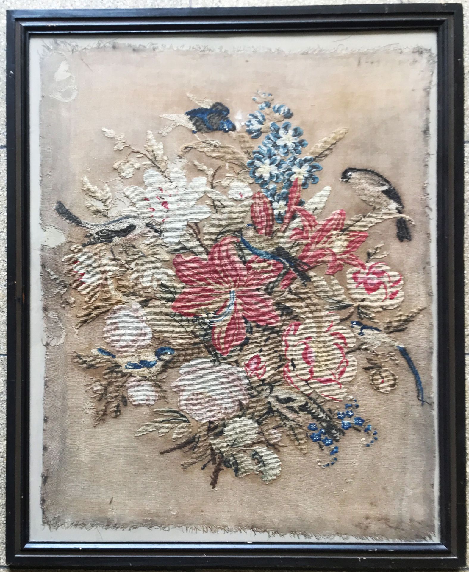 Stickbild mit Blumen und Vögeln auf grobem Leinen, 19. Jh., unter Glas gerahmt, urspr. aufgez.,
