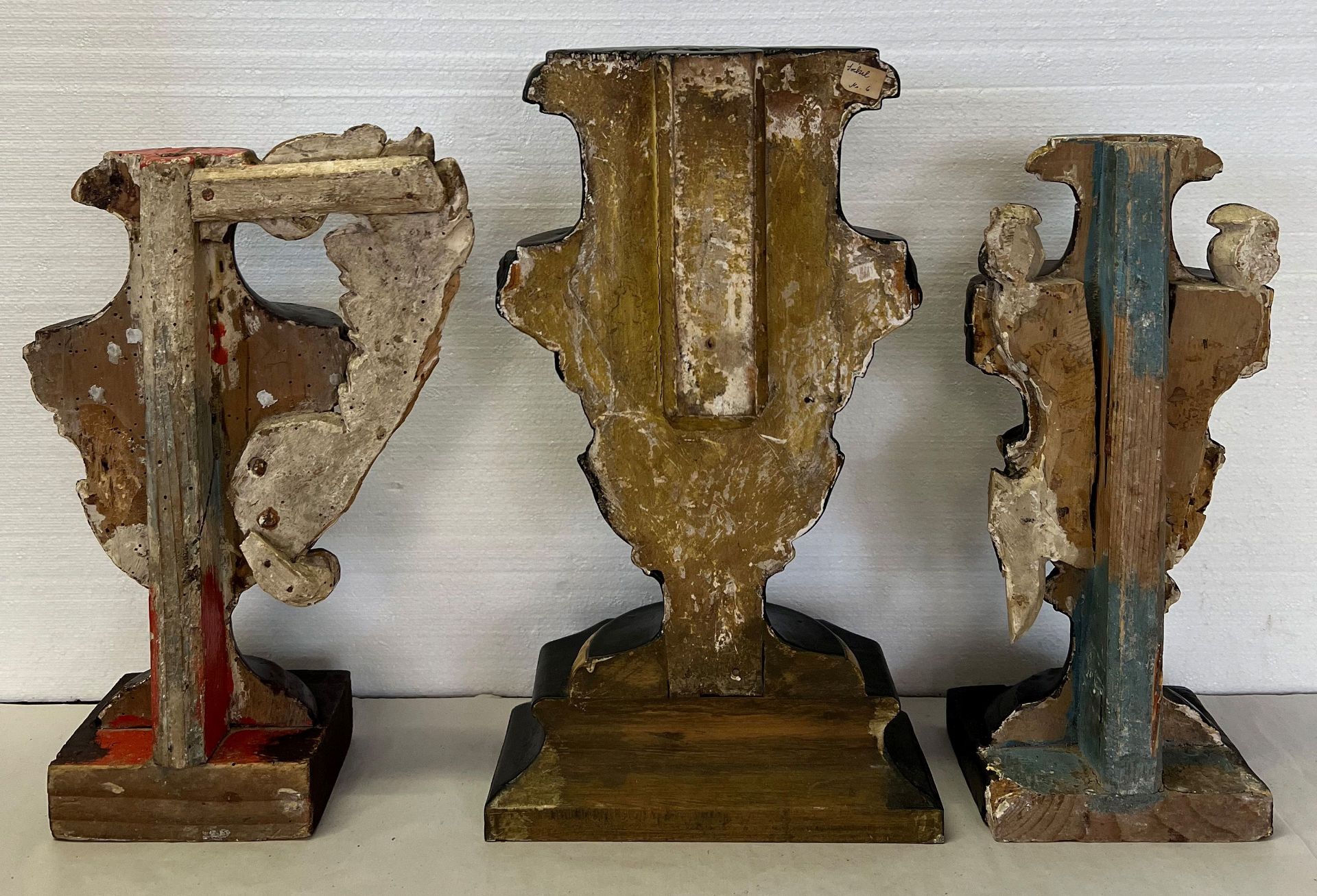 3 Altarvasen/ 3 altar vases. Franken, 18./19. Jh. Fassungen ergänzt, schwarz-gold erneuert, H. - Bild 3 aus 4