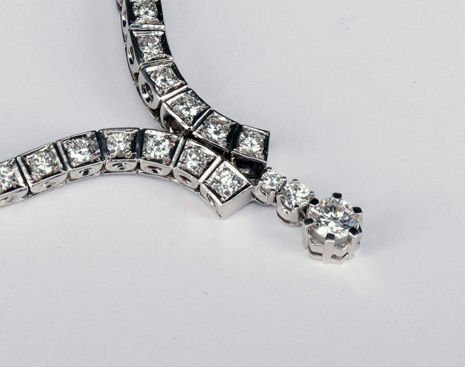 Diamant - Collier, 750er WG, 45 Brillanten in verlaufender Größe, der zentrale Stein ca. 0,58 - Bild 2 aus 2