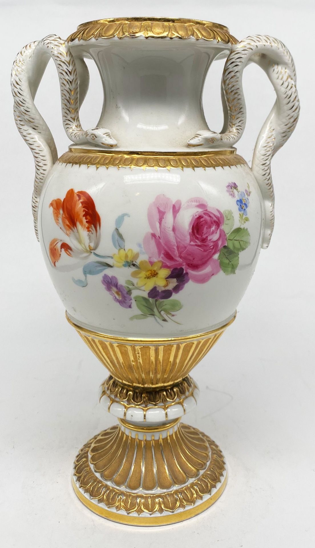 Meissen, Schlangenvase, markante Doppelschlangenhenkel, beidseitig üppige Blumenbouquets,