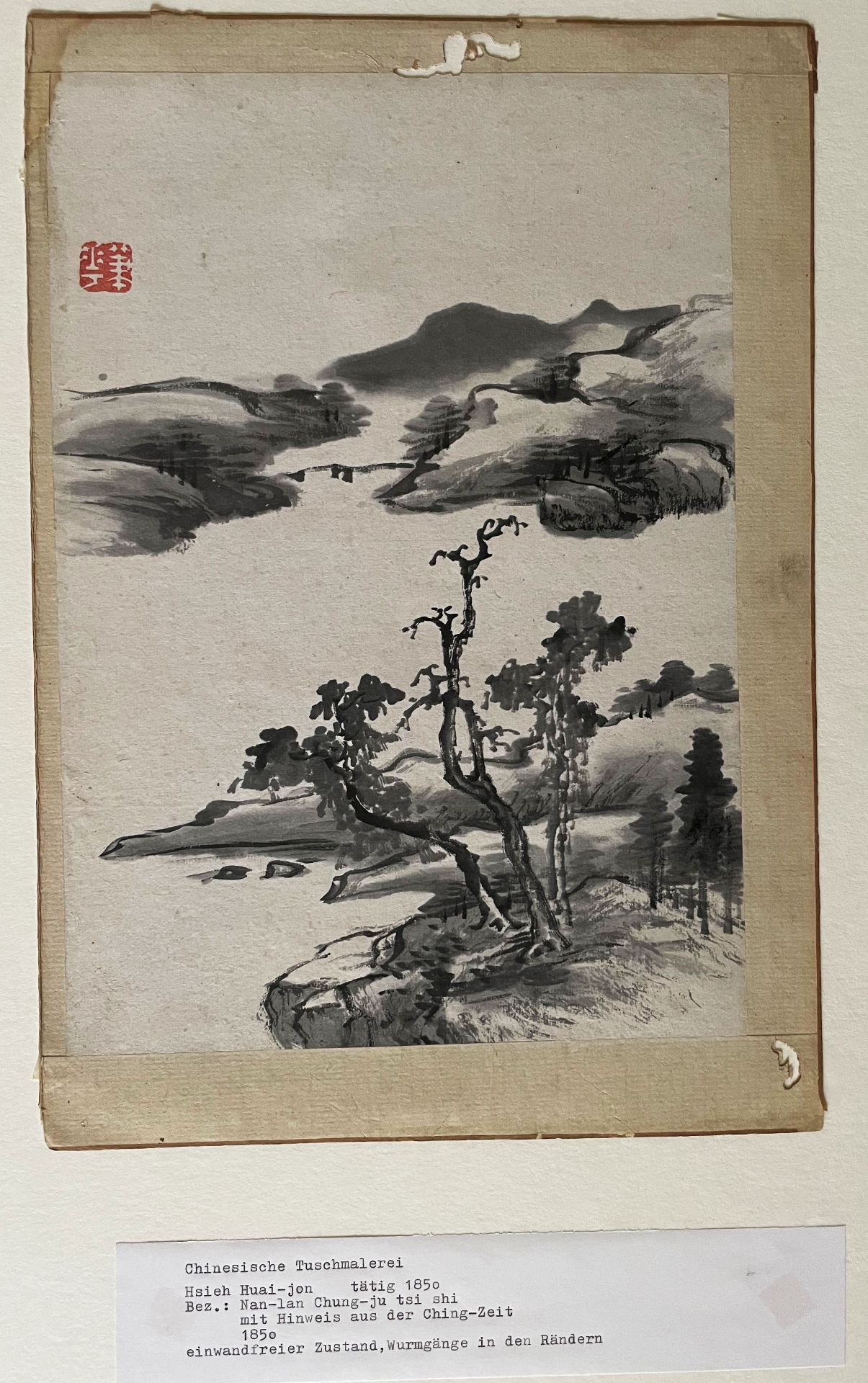 China, Mitte 19. Jh., Landschaft mit knorrigen Bäumen und einem Tal mit sanften Hügeln sowie einer - Image 2 of 2
