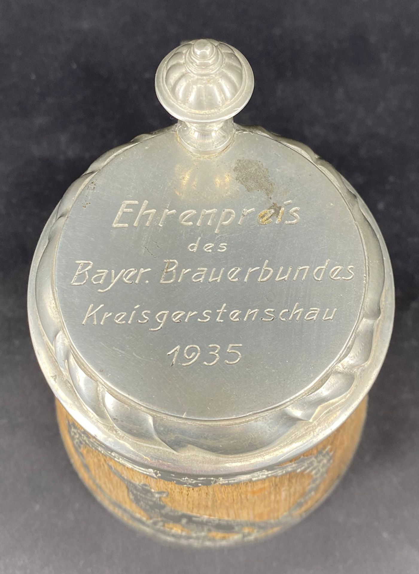 Konvolut aus vier Krügen, Glas und Holz, um 1800: Glaskrug aus helllila Glas mit Schliffdekor, - Image 14 of 17