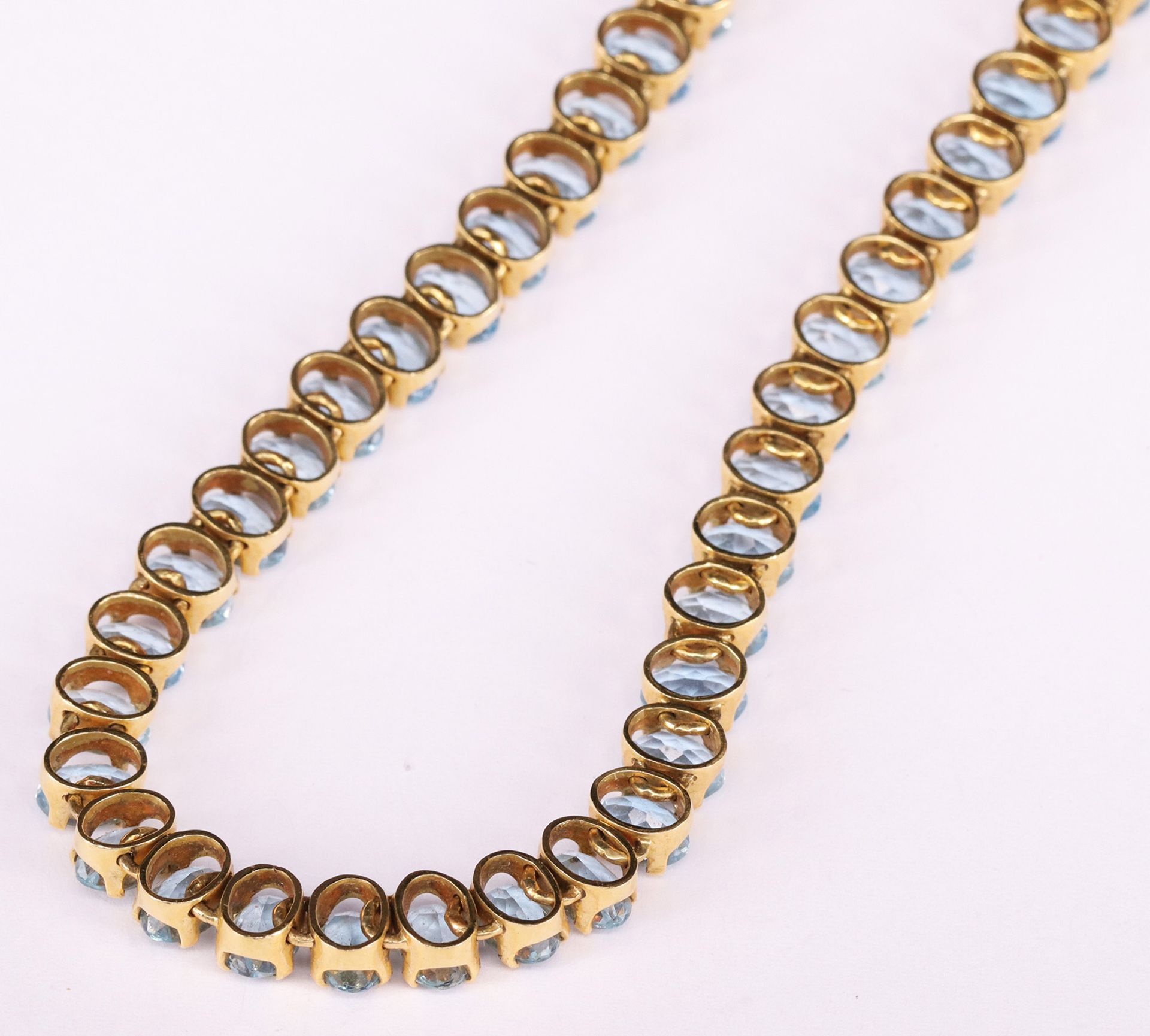 Kette, 750er GG, mit hellblauen Saphiren, 83 Steine einzeln gefasst / Necklace, 750 gold, with light - Bild 3 aus 3