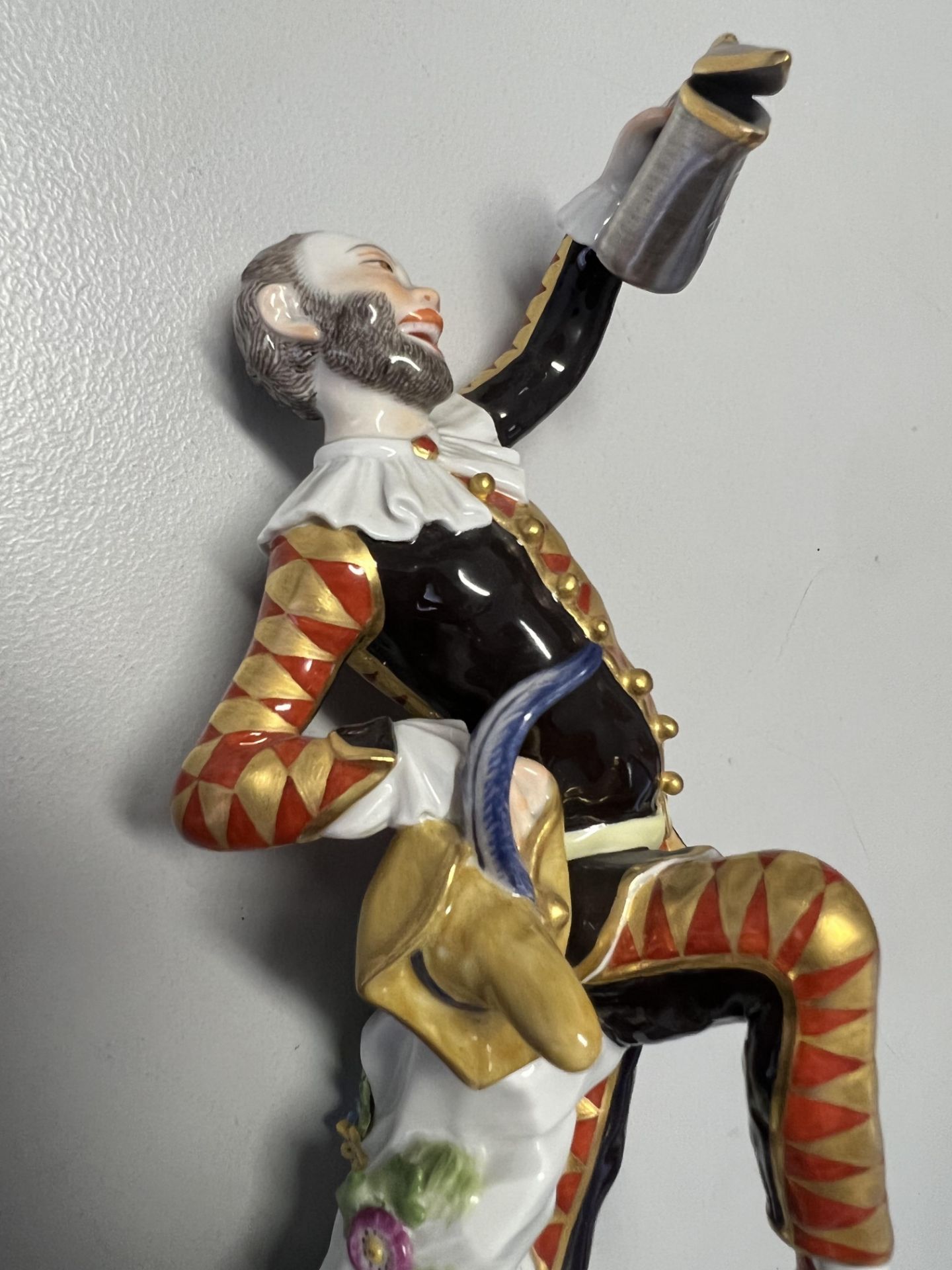 Meissen Figur "Harlekin mit Deckelkanne" aus der Serie "Commedia-dell' arte", farbig staffiert, - Bild 6 aus 9