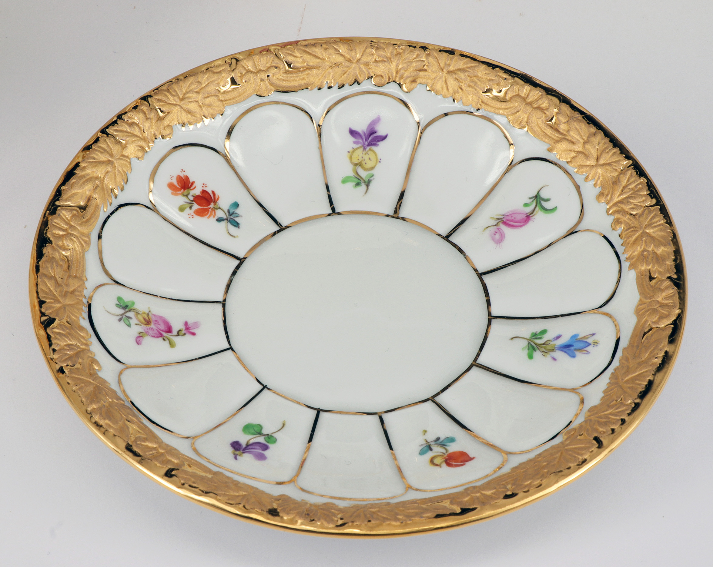 Meißen, Prunkservice, Mokka, weißes Porzellan mit reliefierten und stark vergoldeten Rändern, - Image 4 of 4