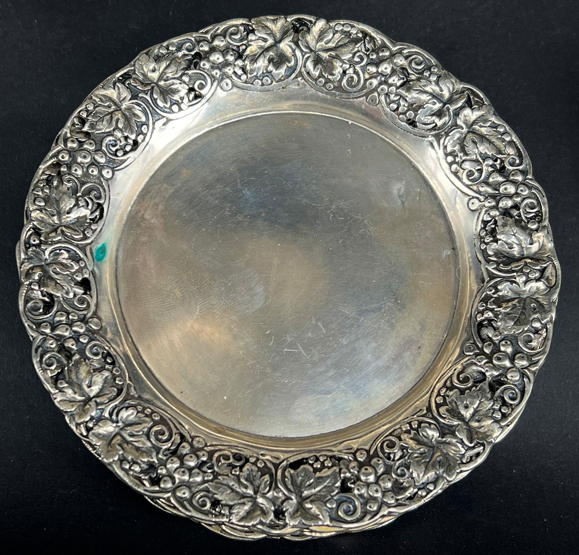 Konvolut Silberobjekte, mind. 800er Silber: großes Tablett mit geschweiftem Rand, 48,5 x 33 cm; - Bild 2 aus 4