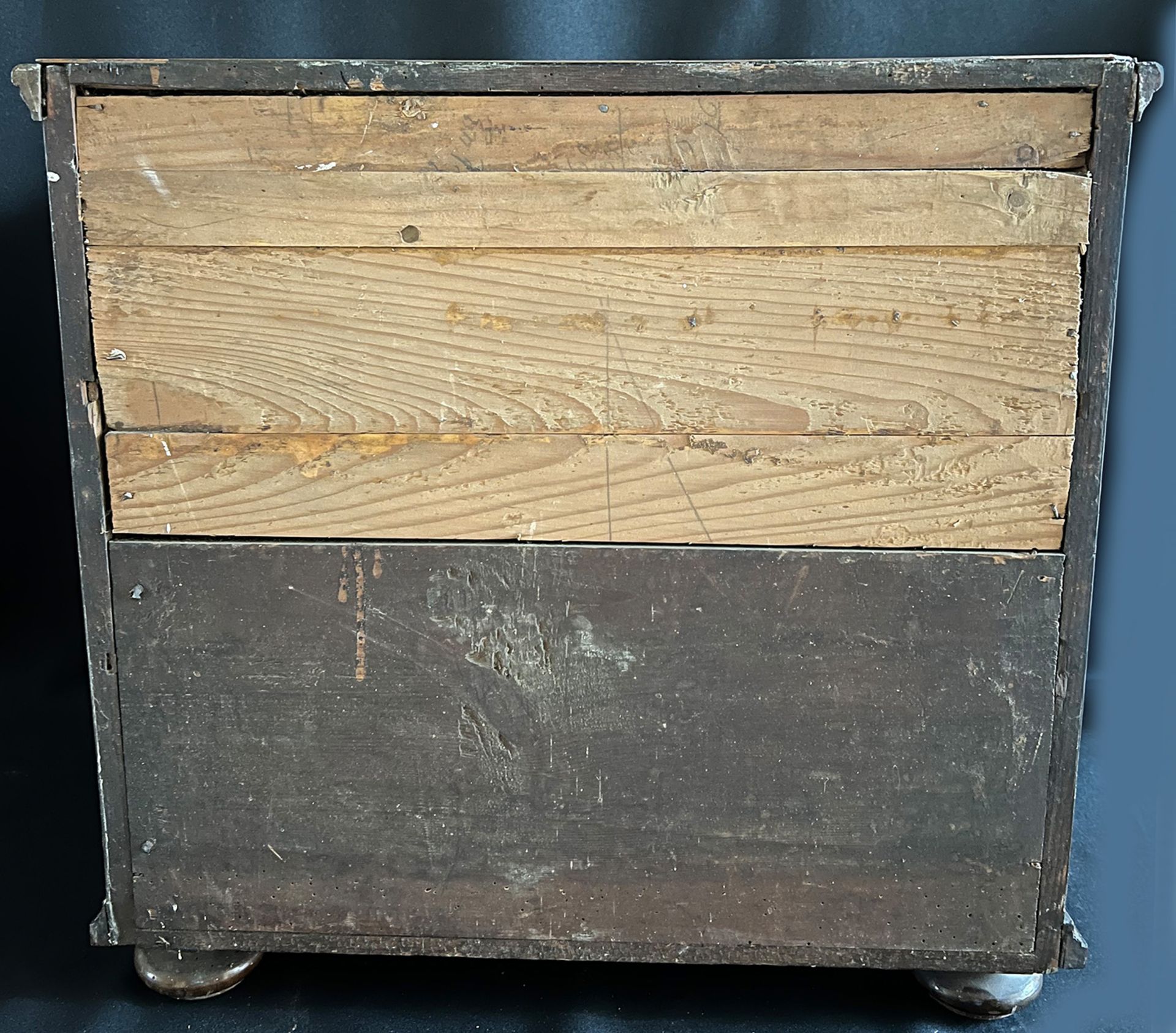 Kleine Modellkommode / Miniature chest of drawers. Barock, 18. Jh., Holz, furniert, mit Intarsien, - Bild 2 aus 5