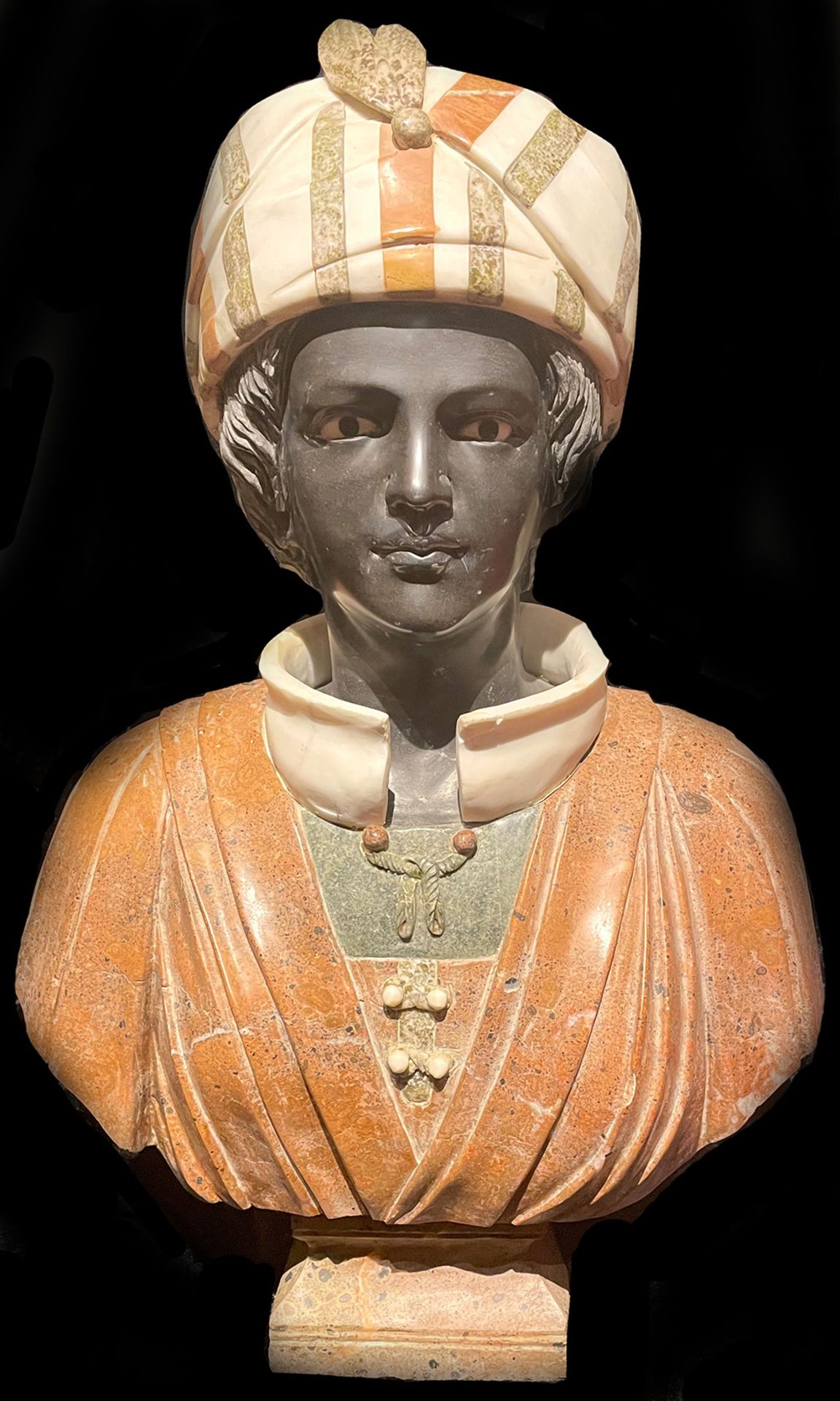 Büste eines Orientalen mit Turban, verschiedenfarbiger Marmor, H. 67 cm