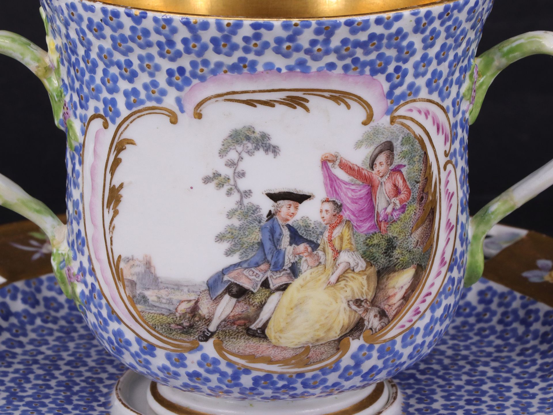 Meissen, Anf. 19. Jh., Vergissmeinnicht Tasse mit zwei rankenförmigen Henkeln, galante Szenen etc - Bild 6 aus 7