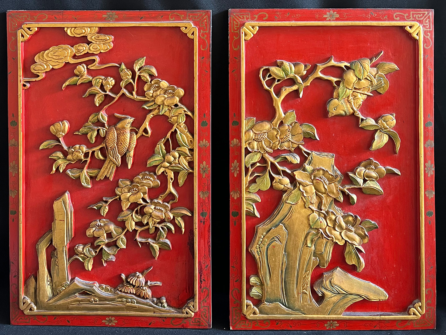 China, 19. Jh., Wandpaneele mit Blumen und Vögeln, Holz, geschnitzt, rotgrundig, vergoldet, - Image 2 of 8