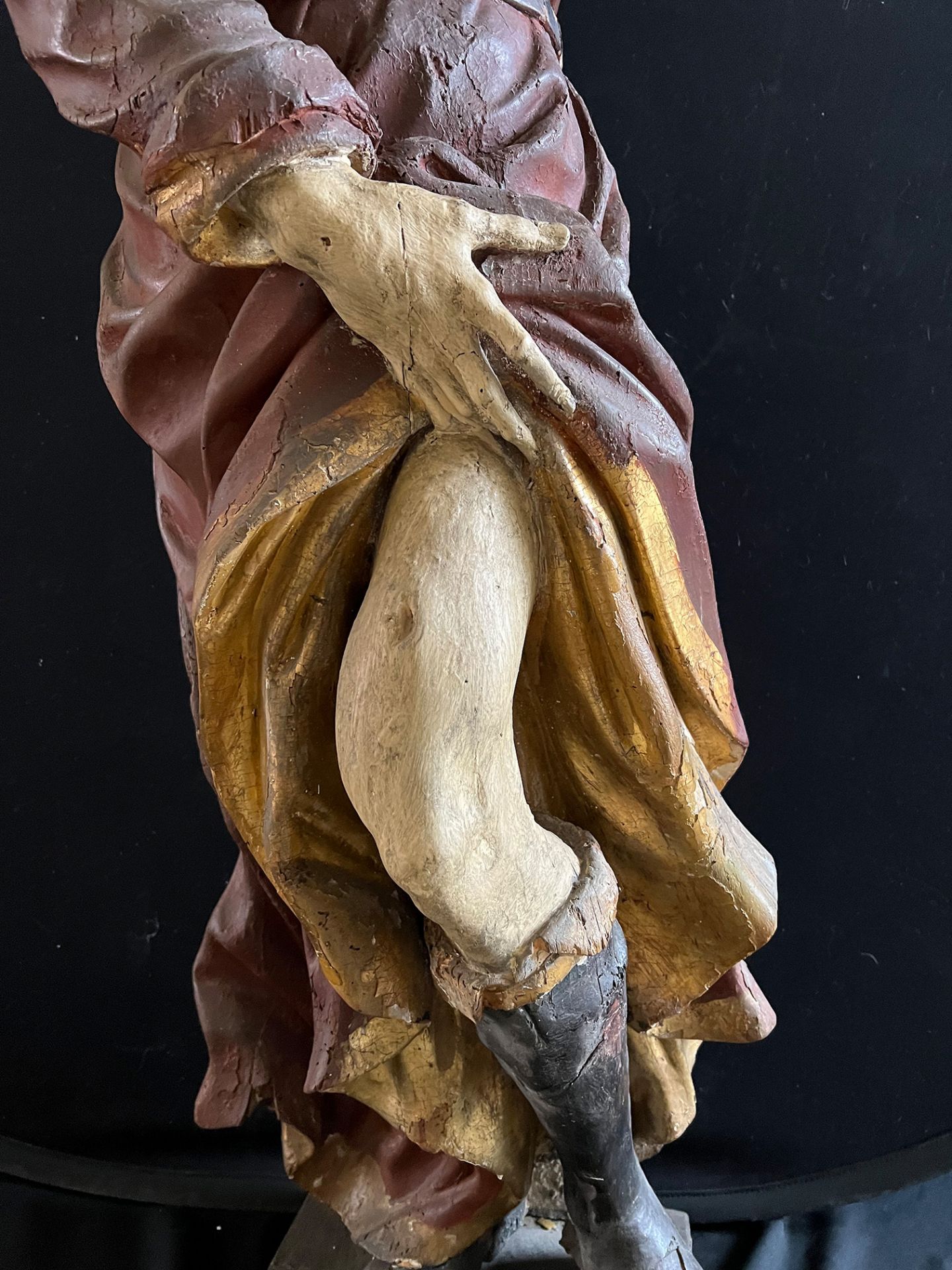 Hl. Rochus, 18. Jh., aus Holz geschnitzt mit farbiger Fassung. Der Heilige mit zwei Muscheln als - Image 3 of 6