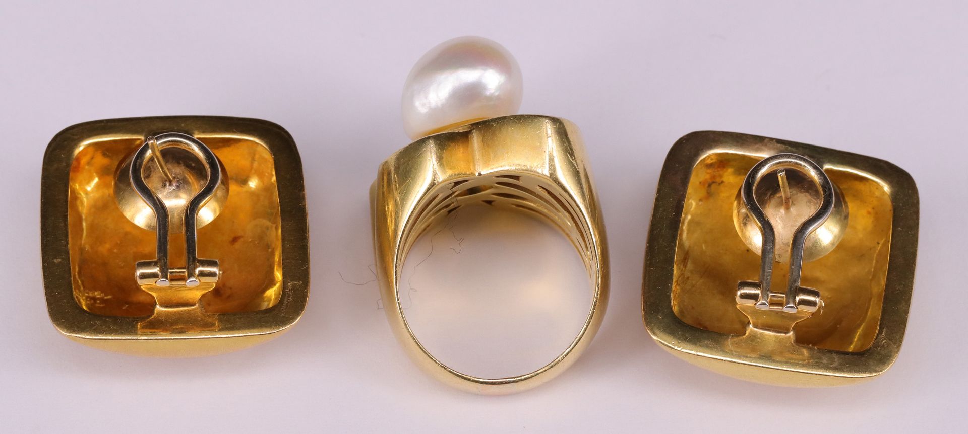 Set Ohrstecker und Ring / set of earrings and ring, 750er GG. Schwerer Ring mit Perle und - Bild 3 aus 5