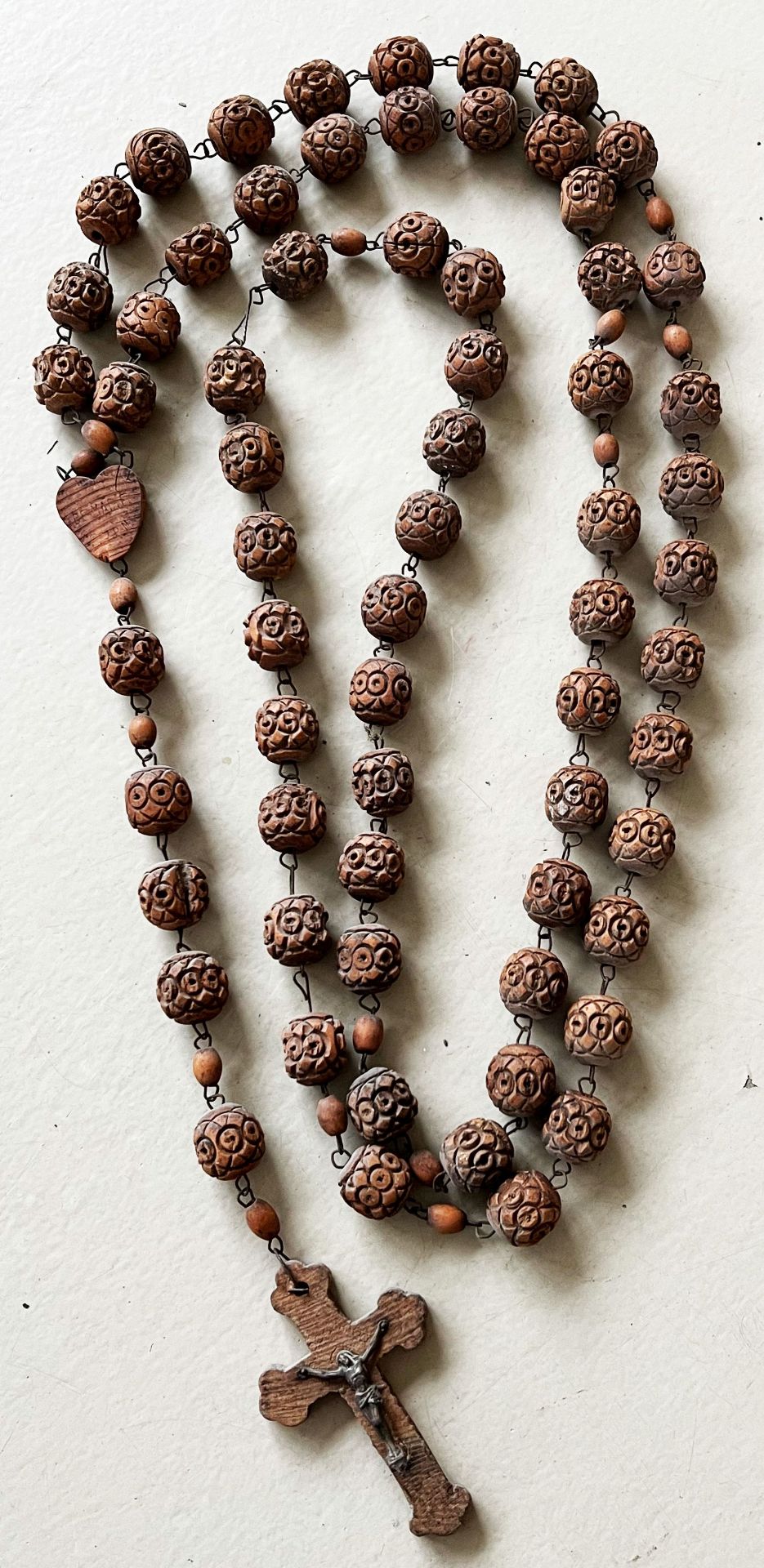 Rosenkranz / Rosary. 19. Jh., Holz, mit geschnitzten Kugeln und Kreuz, L. 238 cm
