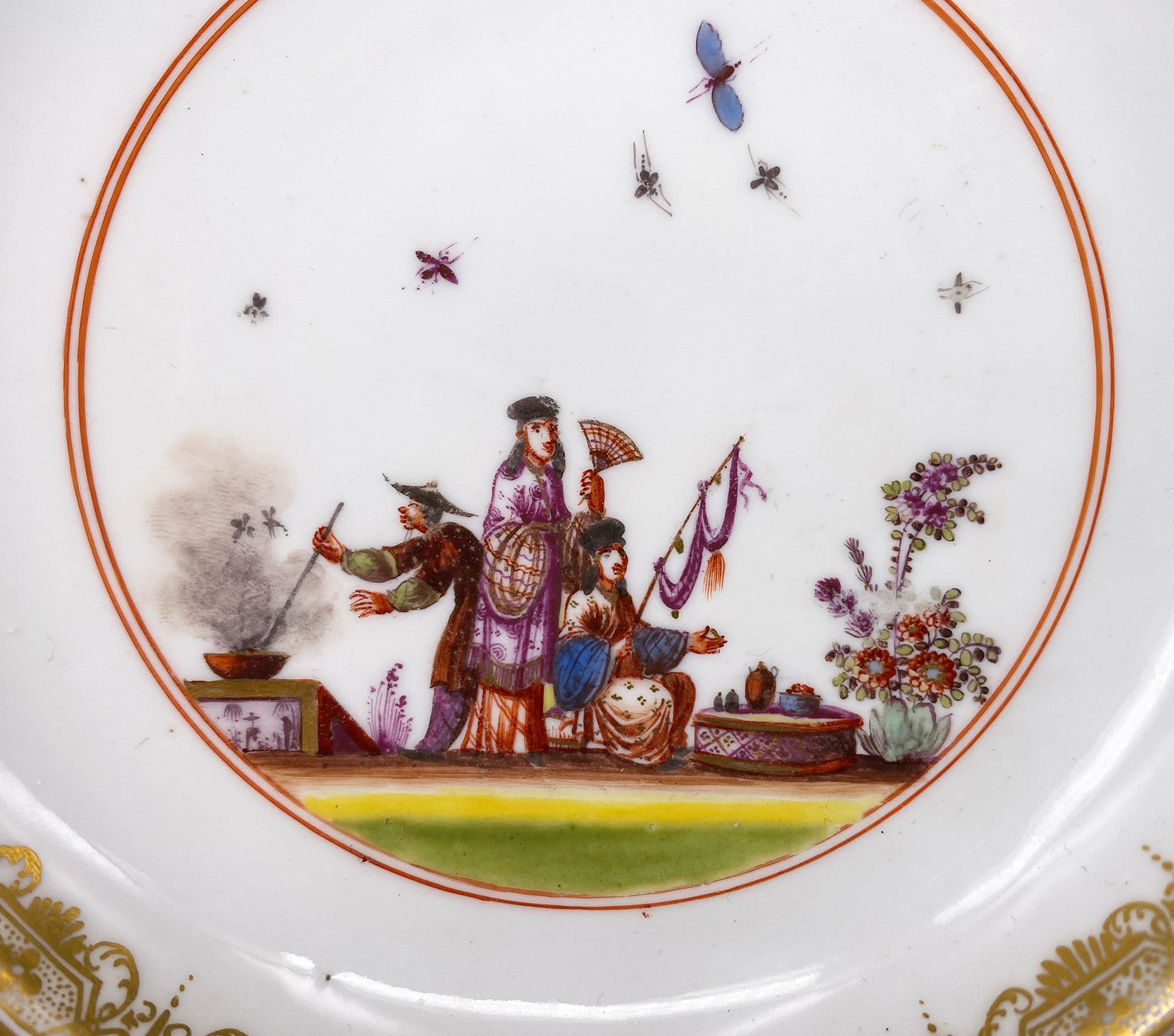 Meissen, Koppchen und Unterschale mit Hoeroldt-Chinoiserien, um 1735/40, um die Wandung, in Fond und - Image 3 of 6