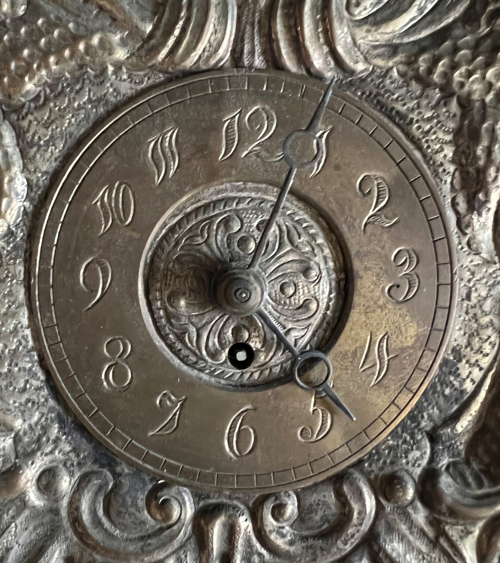 Kleine Uhr / Little clock. 19. Jh., Messingblech, getrieben, Uhr läuft an (Werk nicht geprüft), - Bild 2 aus 4