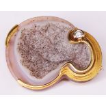 Brosche aus Quarzdruse und Brillant / brooch made of a quartz geode and a diamond. 750er GG,