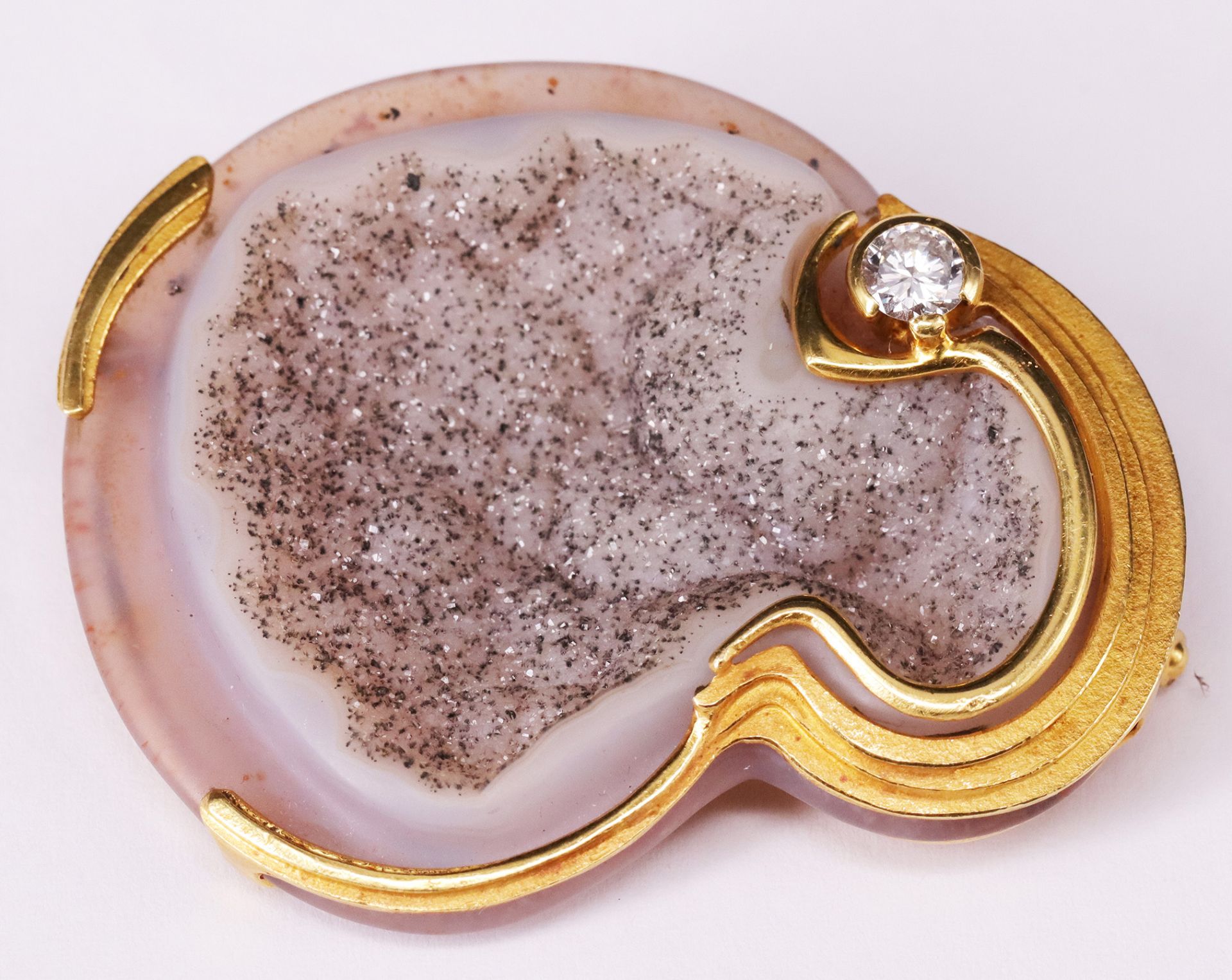 Brosche aus Quarzdruse und Brillant / brooch made of a quartz geode and a diamond. 750er GG,
