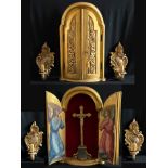 Altarschränkchen, außen dekorativ geschnitzte Türen, innen knieende Engel in Verehrungshaltung,