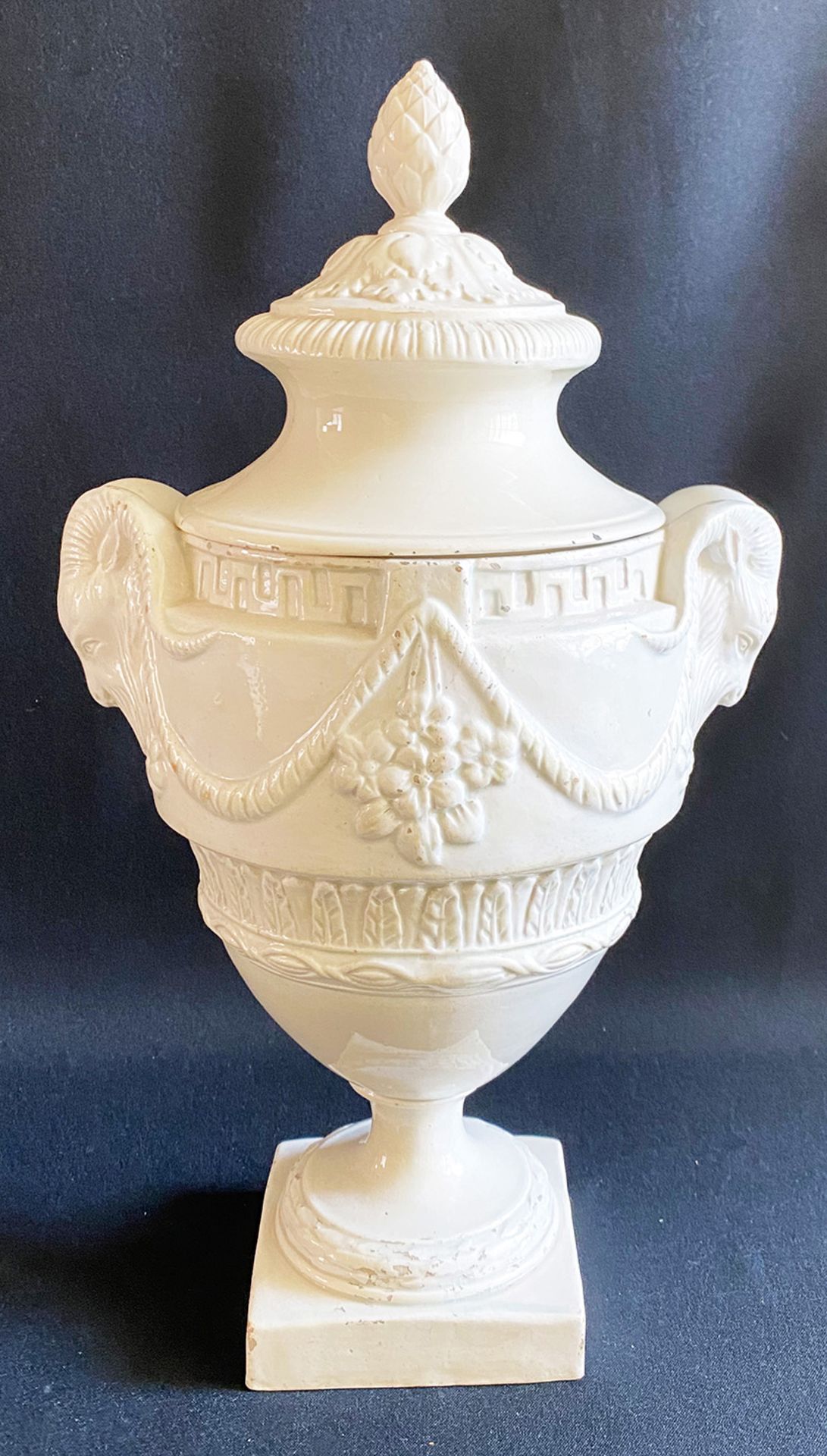 Klassizistische Fayence-Vase, um 1810: auf quadratischem Fuß, pokalförmige Vase mit seitlichen