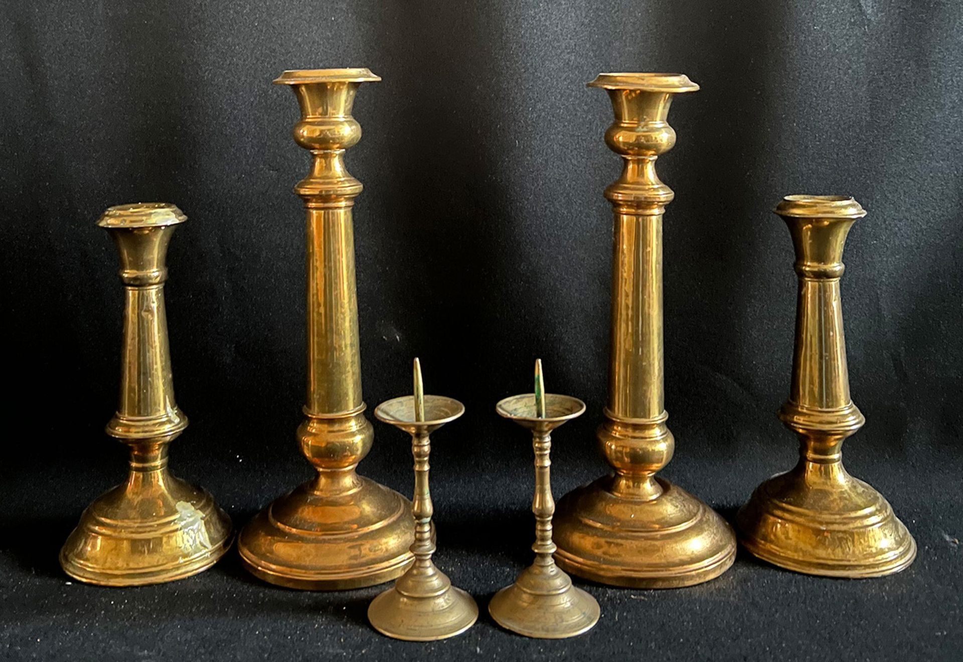 Konvolut aus 6 Leuchtern /collection of six candle holders. Messingbronze, verschiedene Alter, je