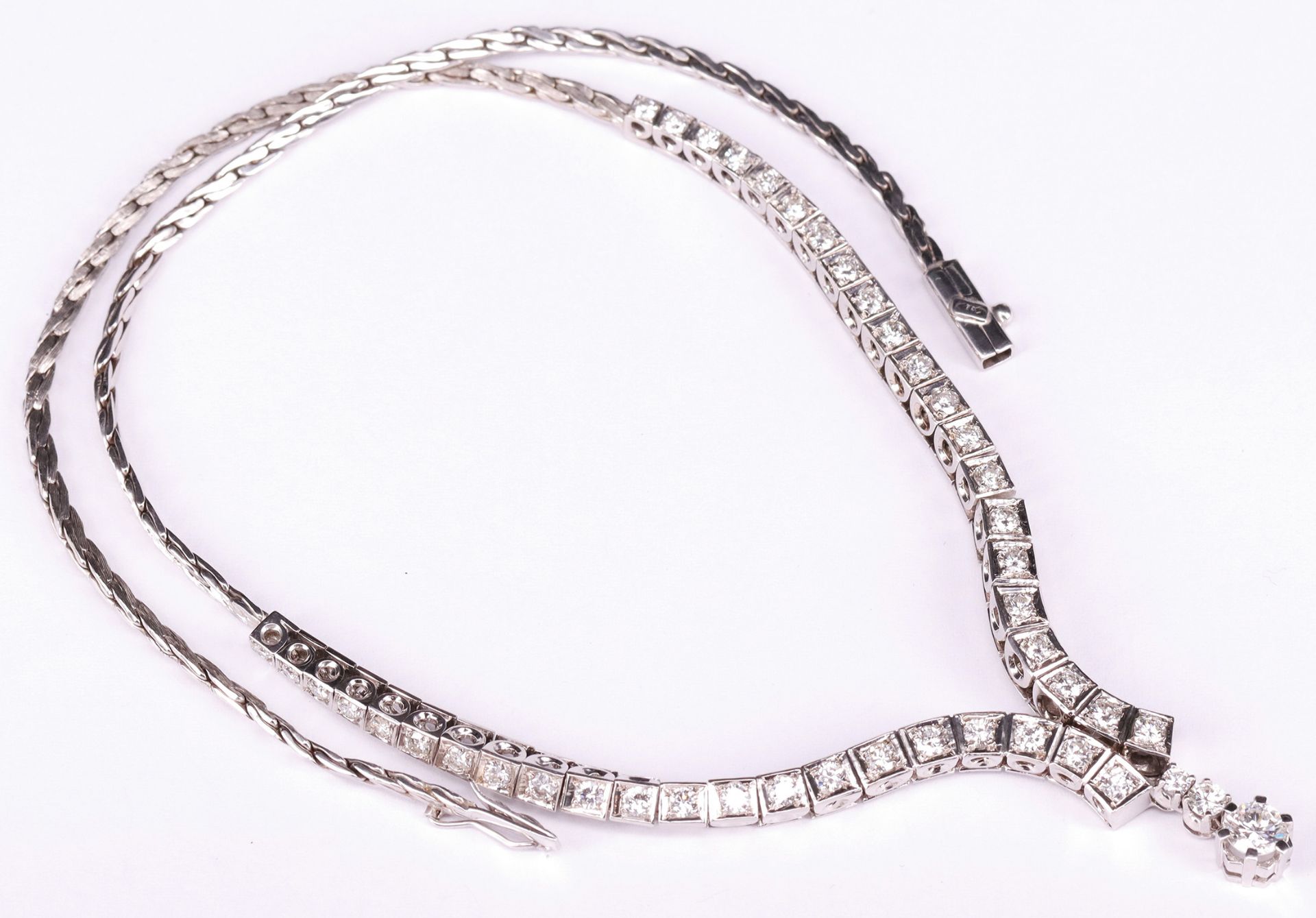 Diamant - Collier, 750er WG, 45 Brillanten in verlaufender Größe, der zentrale Stein ca. 0,58