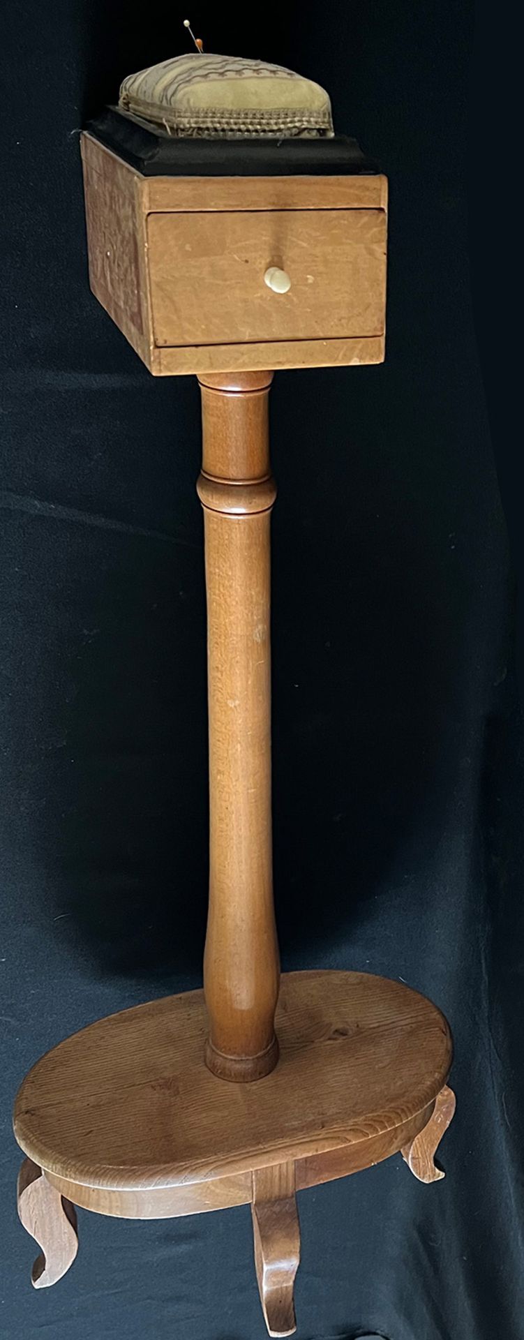 Biedermeier, 19. Jh., Nähtischchen oder Nähbock. Auf vierfüßigem, ovalem Stand hohes Bein, darauf - Bild 3 aus 5