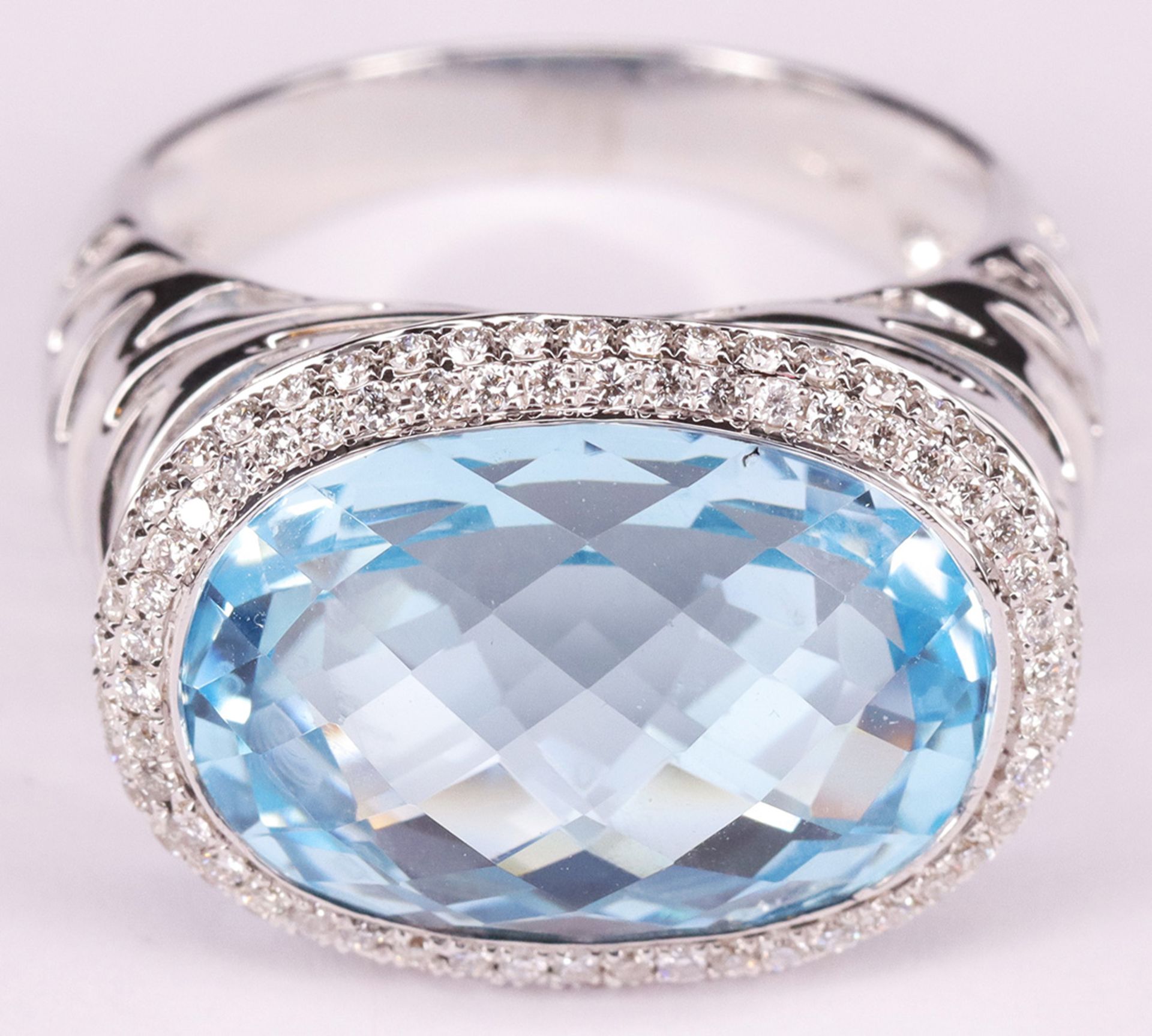 Zwei Damenringe mit hellblauem Topas: breiter Ring mit großem Stein und kleinen Brillianten, 750er - Image 3 of 12