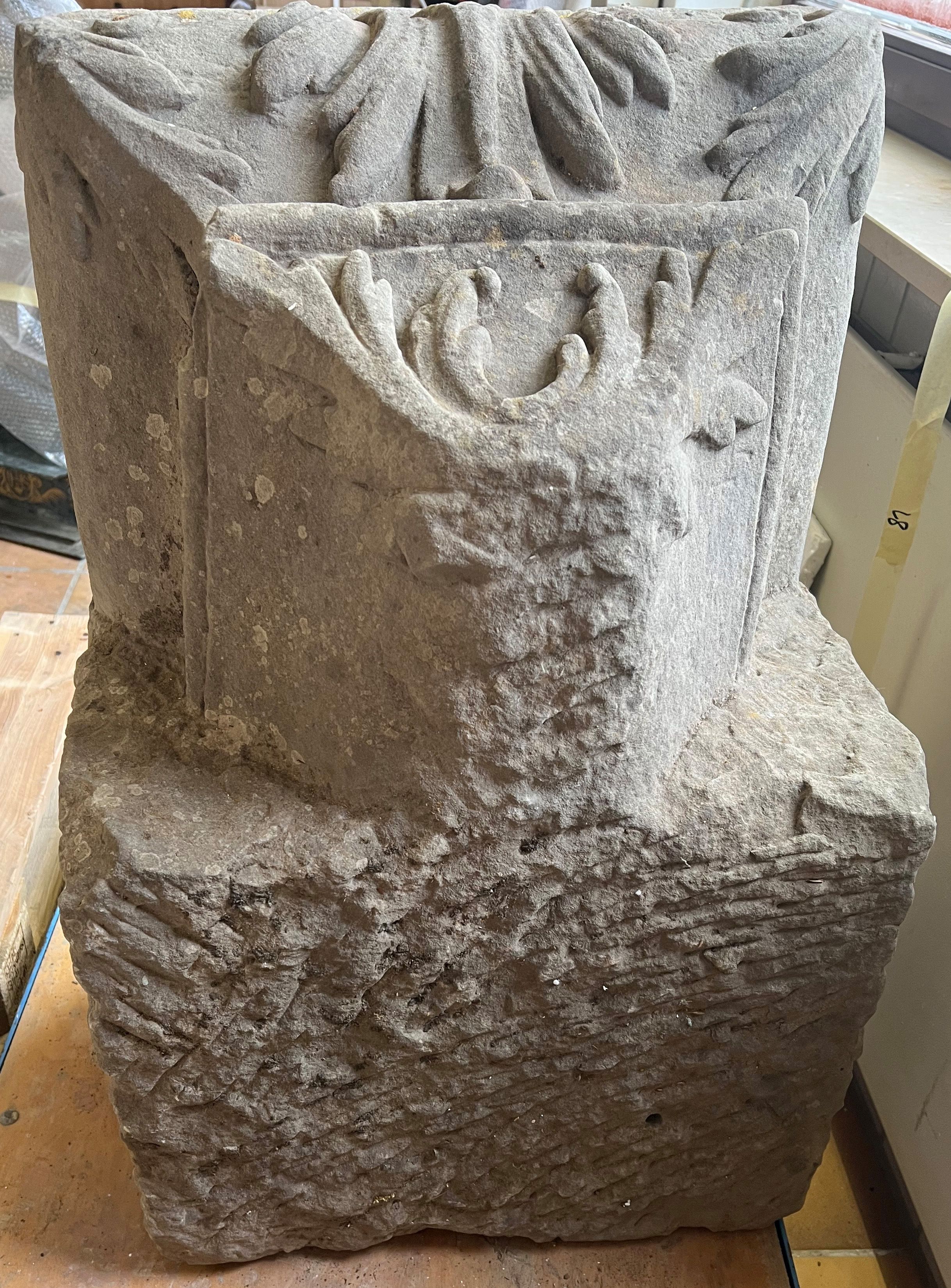 Großer Sockel/ Large pedestal, Franken, 18. Jh., Sandstein, Altersspuren, Ges.tiefe 80 cm, - Bild 3 aus 3