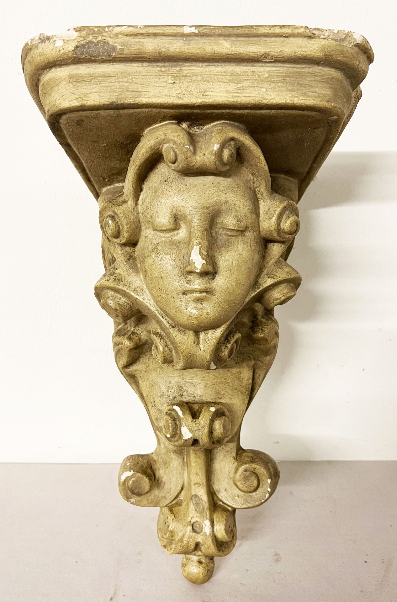 Sockel mit Historismus Kopf/ Base with 19th century face. Stuck oder Gips, H. 42 cm