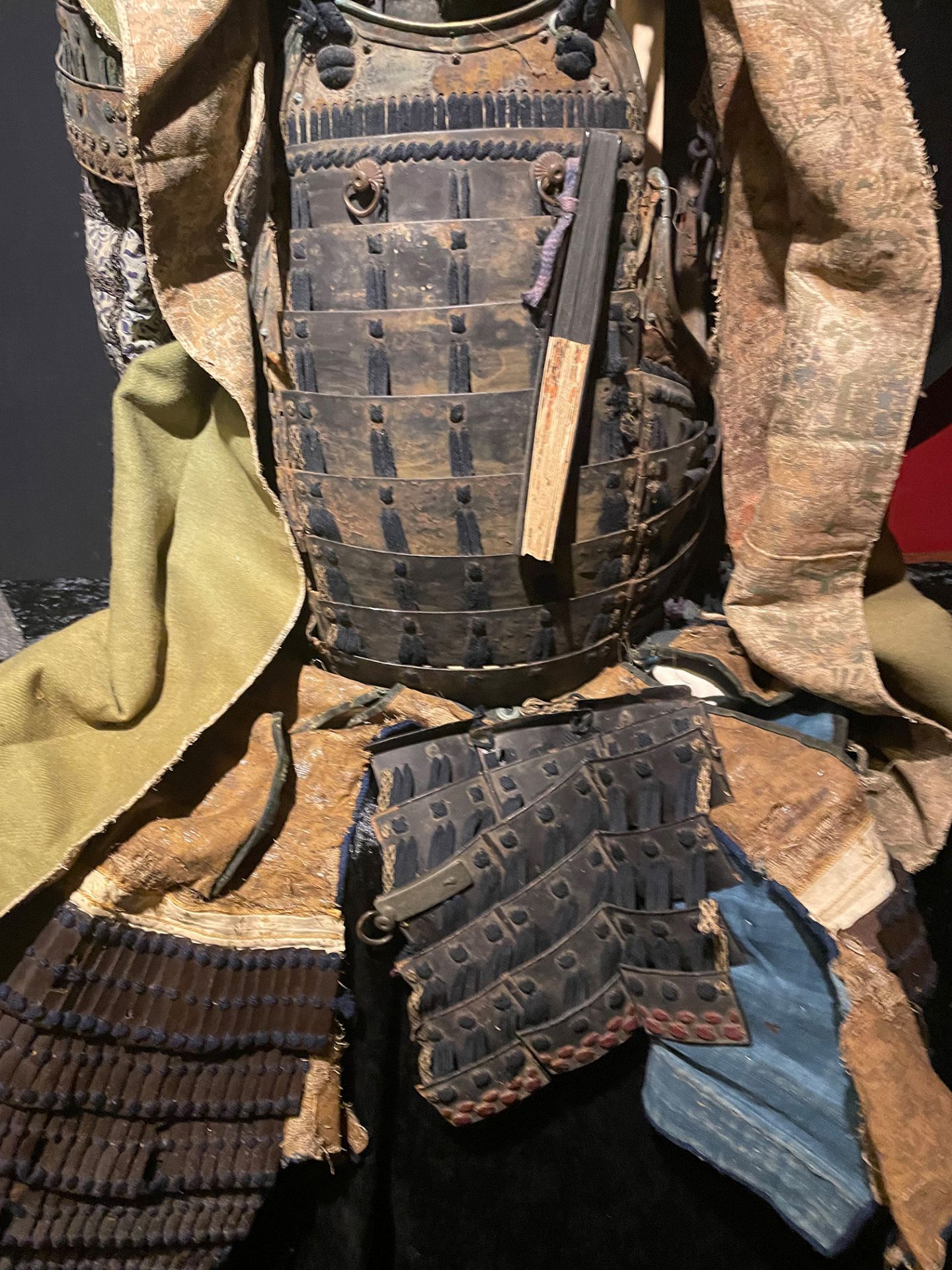 Rüstung, Japan, Samurai- u. Edo-Zeit (Zugabe Helm), Höhe ca. 80 cm. Armor, Japan, Samurai and Edo - Bild 5 aus 6