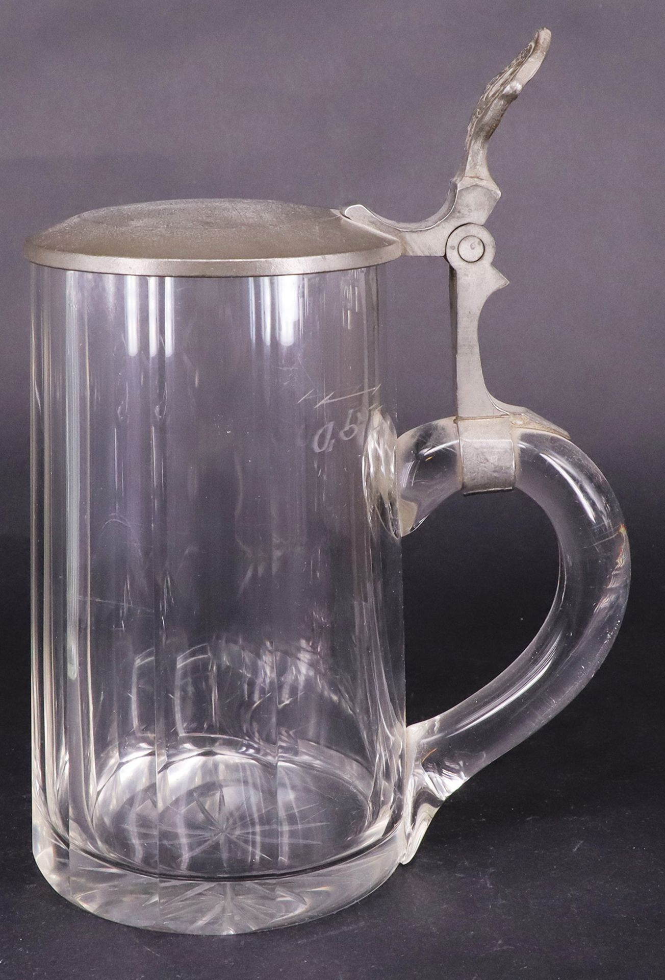 Konvolut aus vier Krügen, Glas und Holz, um 1800: Glaskrug aus helllila Glas mit Schliffdekor, - Image 7 of 17