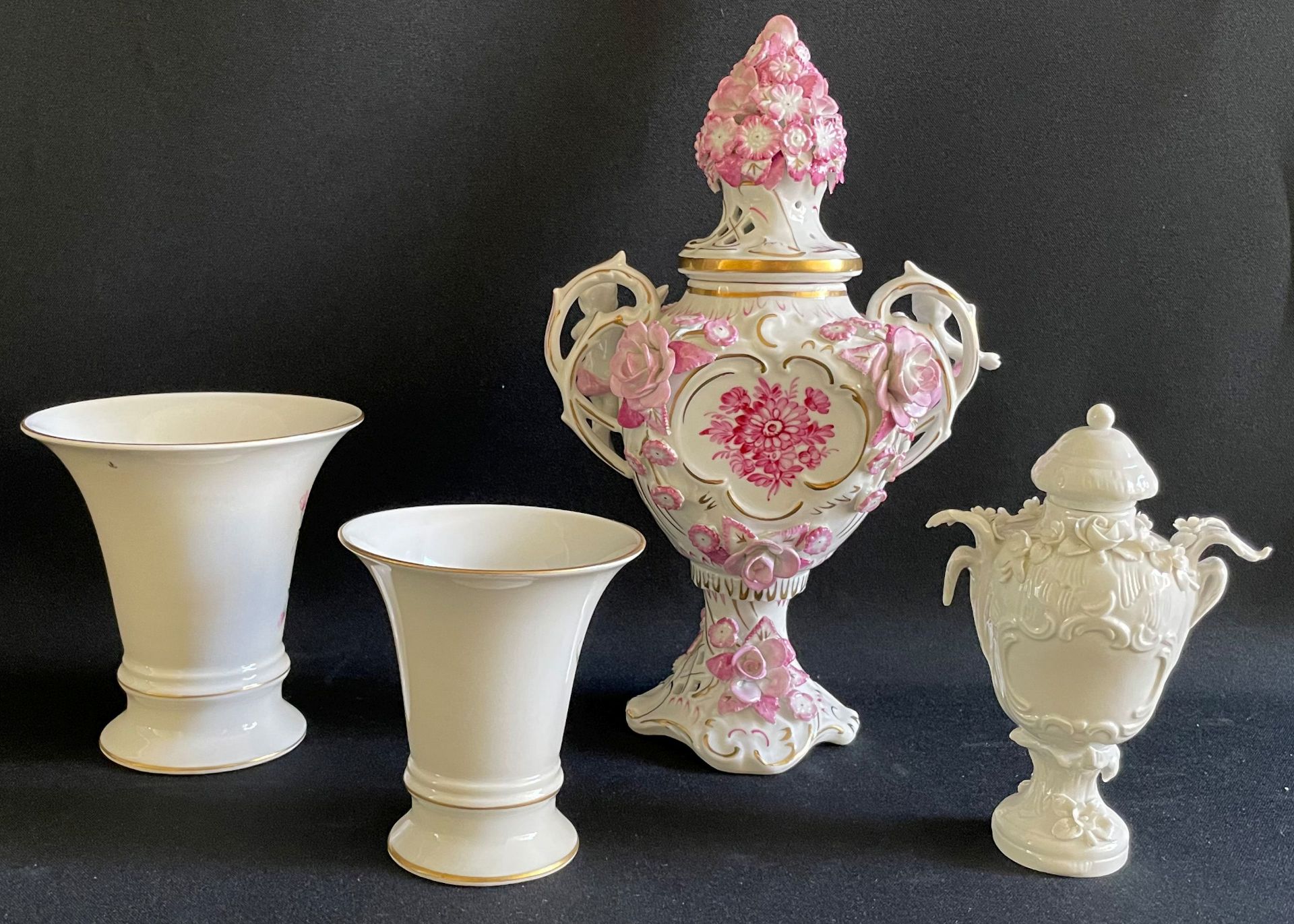 Konvolut bestehend aus vier Vasen, Deckelvase in Weiß ud Rosa mit zwei vollplastischen Putten und - Bild 4 aus 6