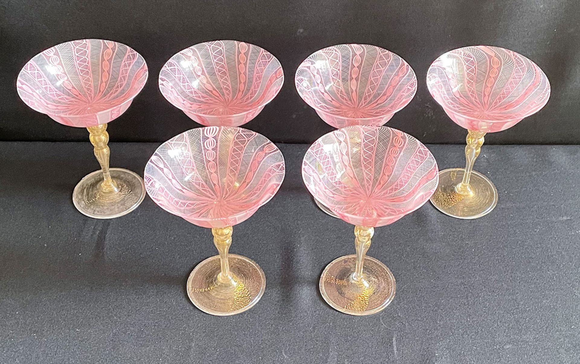 6 Sektschalen, Glaskelche, Murano, Glas, rosa Goldstaubeinschmelzungen, H. 17 cm, - Bild 5 aus 5